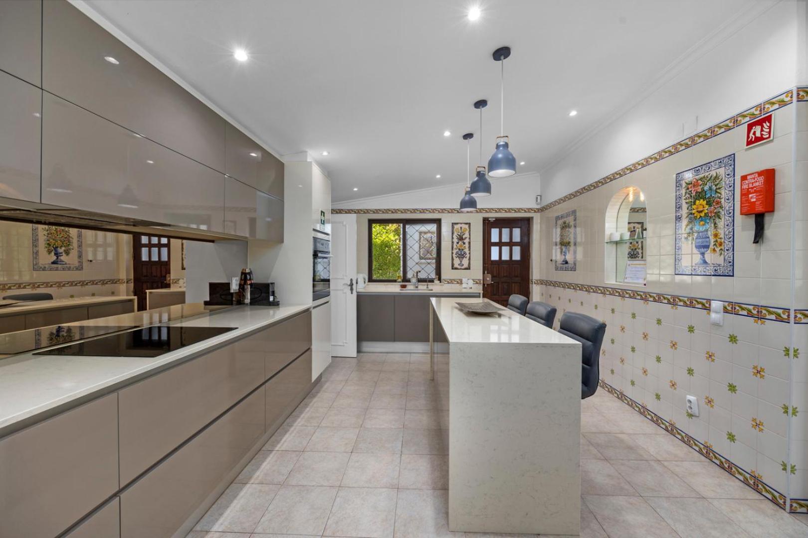 Luxury Villa, Very Close To + Restaurants, Wi Fi, Heatable Pool.