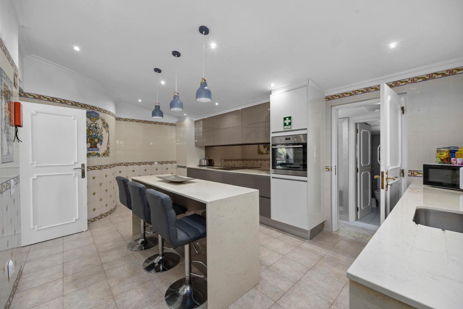 Villa Luxury Villa, Very Close To + Restaurants, Wi Fi, Heatable Pool.