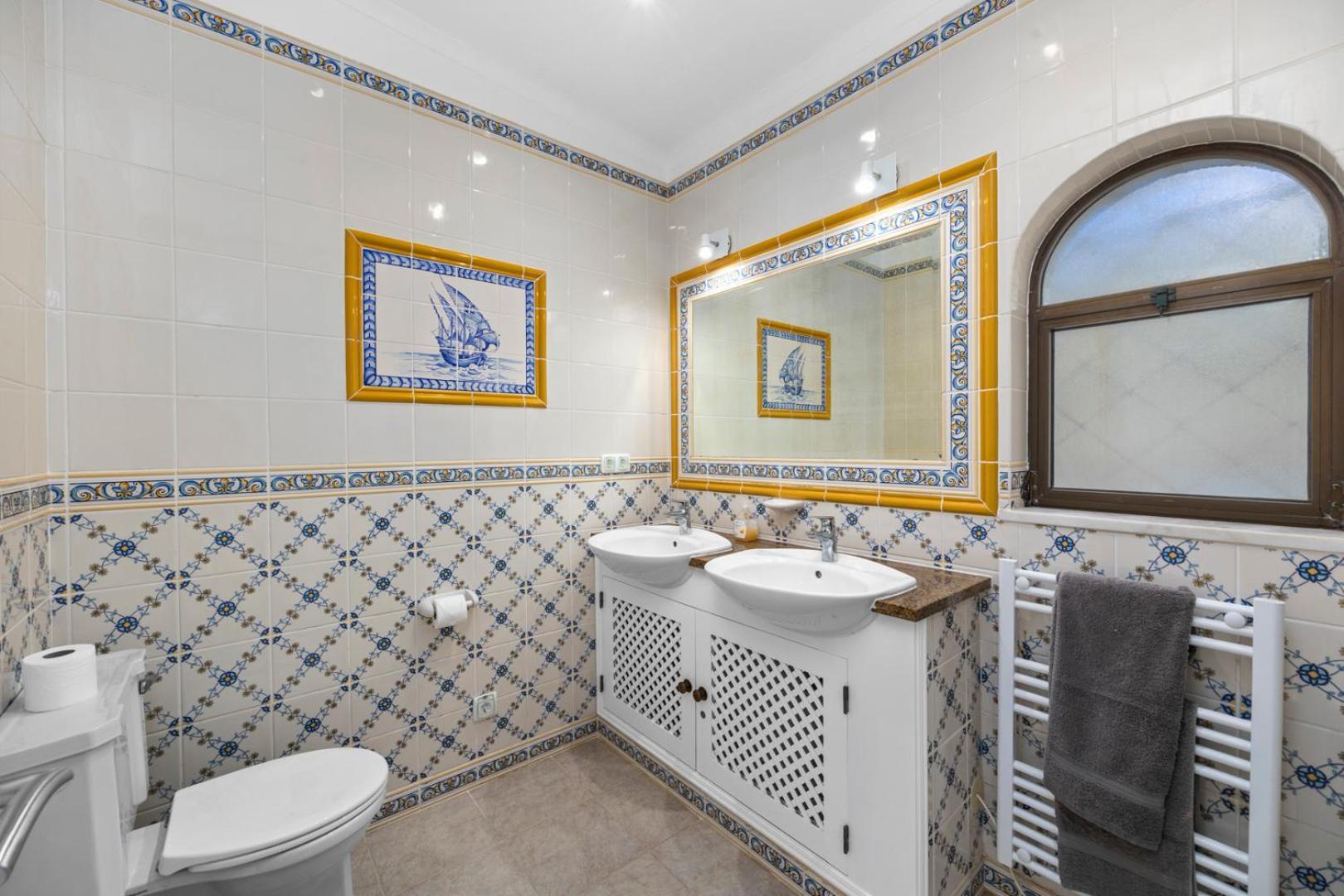 Villa Luxury Villa, Very Close To + Restaurants, Wi Fi, Heatable Pool.