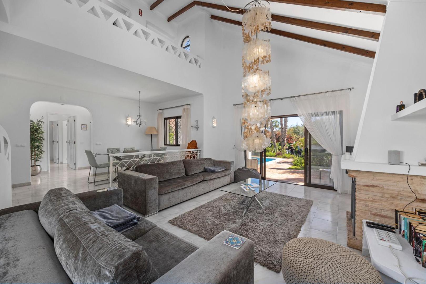 Luxury Villa, Very Close To + Restaurants, Wi Fi, Heatable Pool.