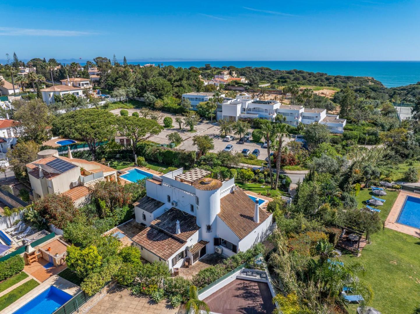 Luxury Villa, Very Close To + Restaurants, Wi Fi, Heatable Pool. *