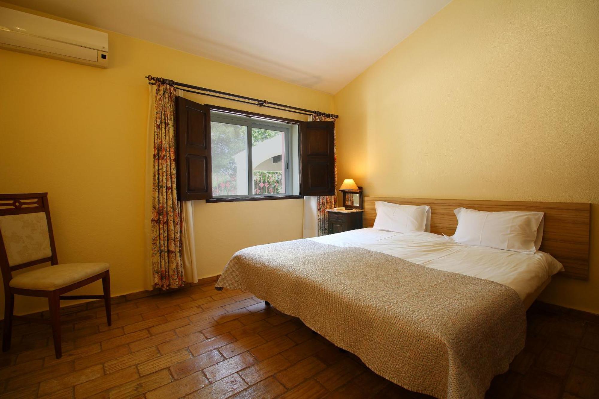 Quinta Dos Vales Wine Estate Country house Estombar