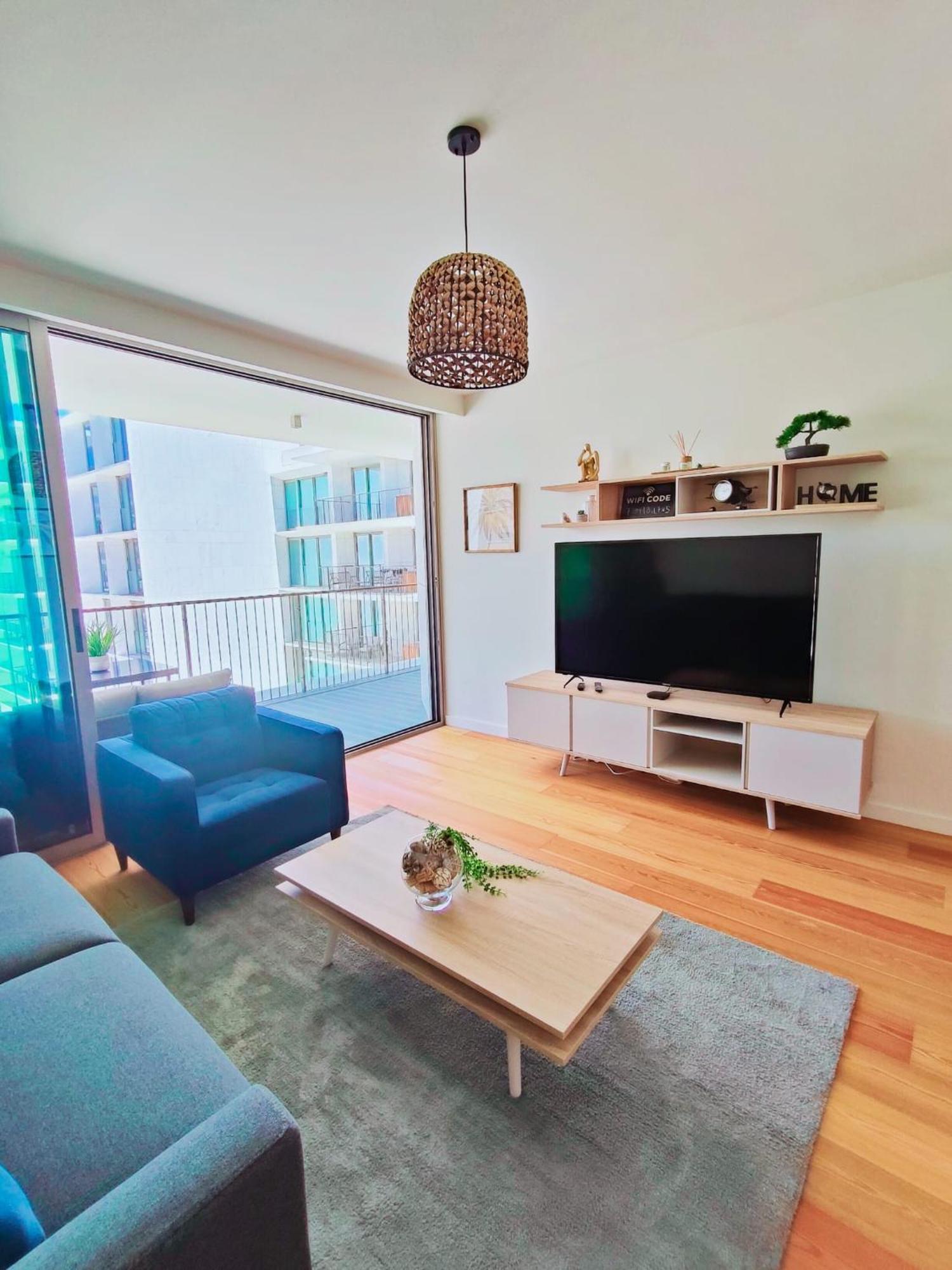 Bayline- Beachfront And Pool Apartment