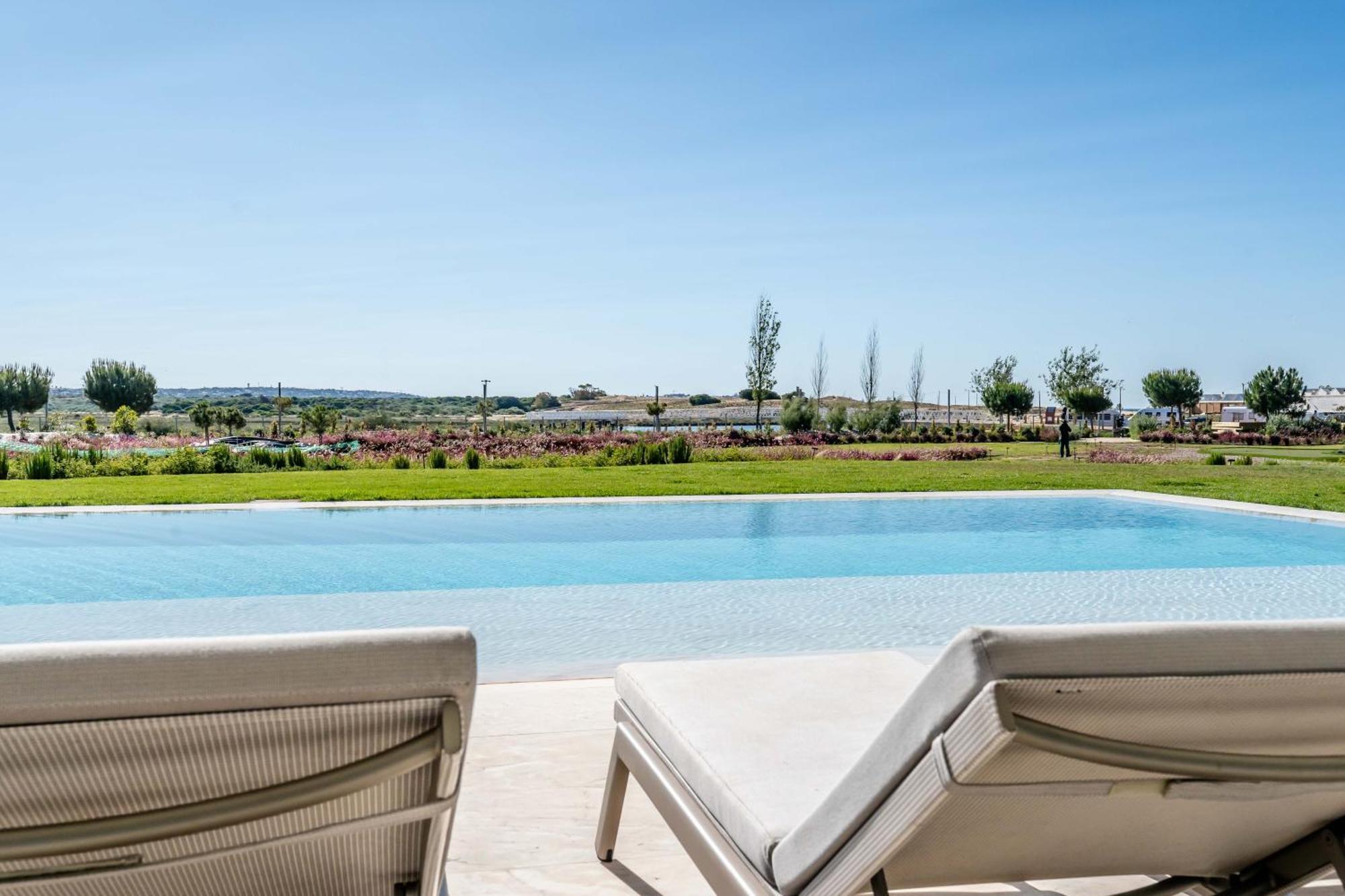 Beachfront Garden & - Indoor And Outdoor Pool *
