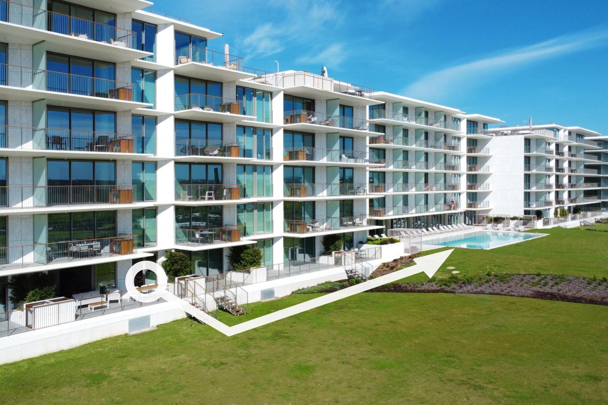 Beachfront Garden & - Indoor And Outdoor Pool Apartment