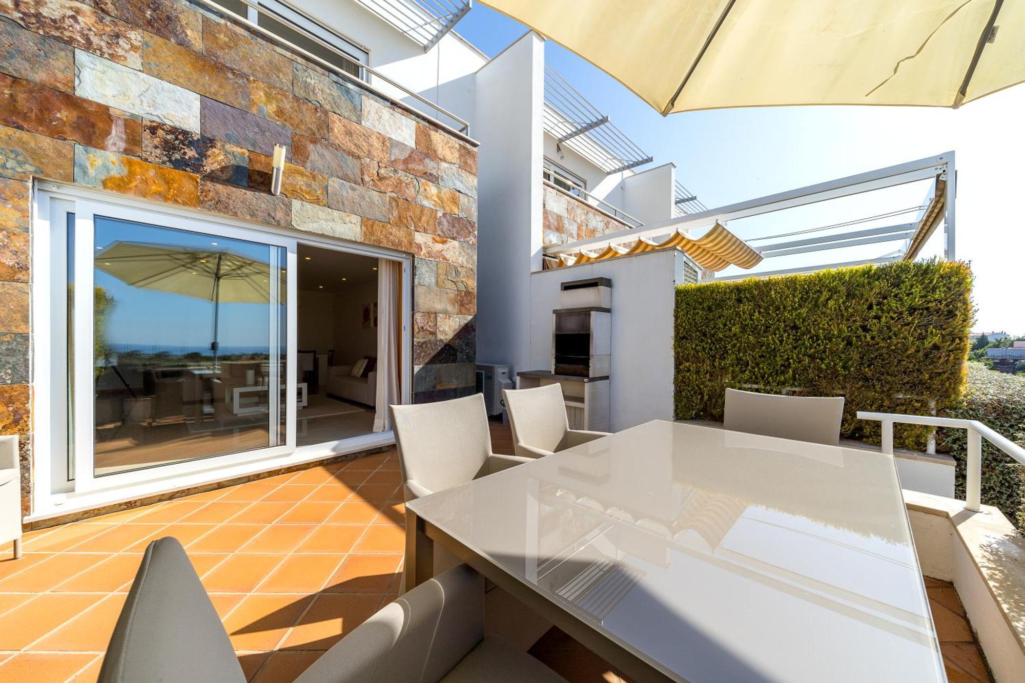 Apartamento Ocean View Luxe Poolside Retreat