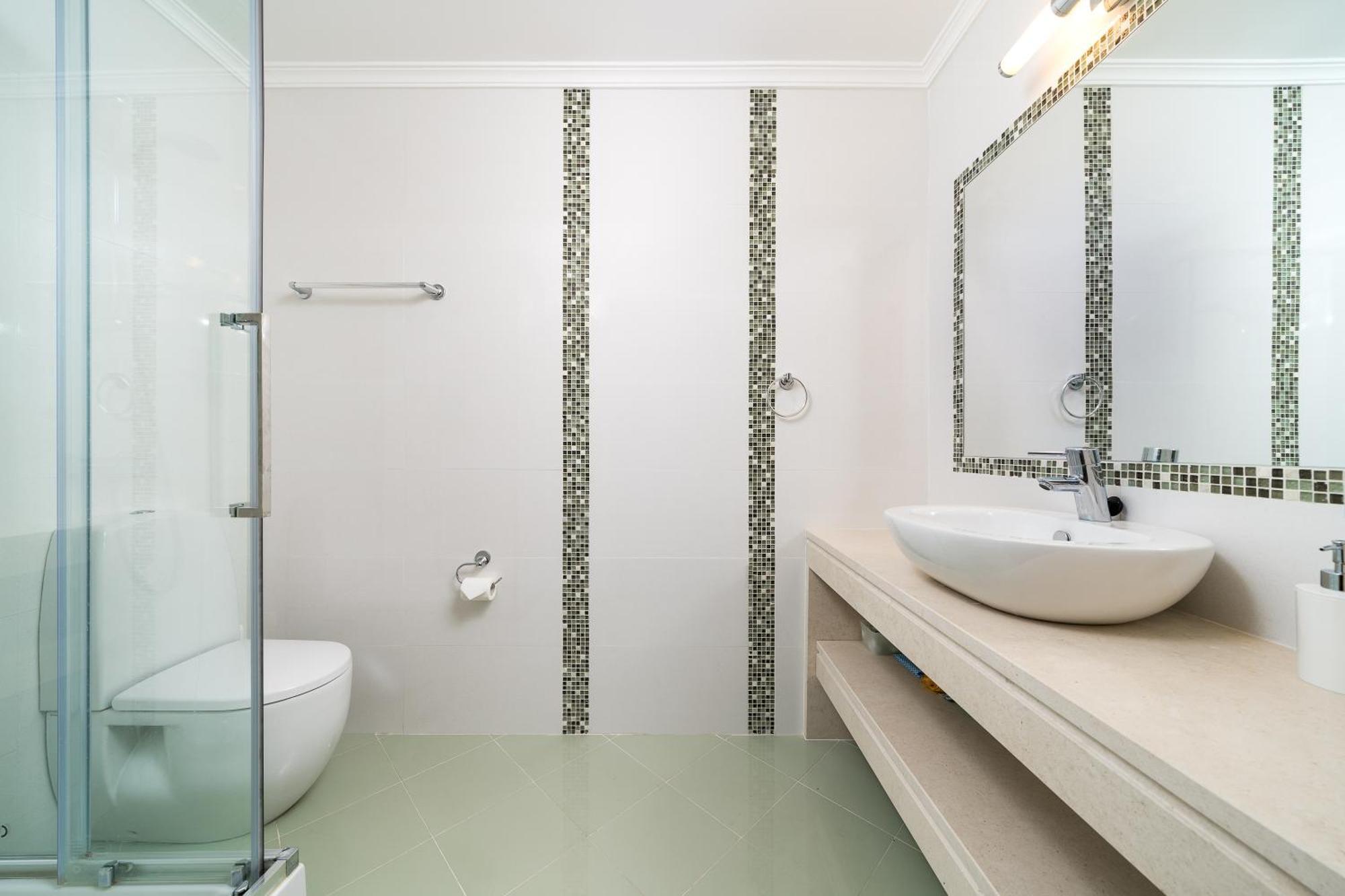 Apartamento Ocean View Luxe Poolside Retreat