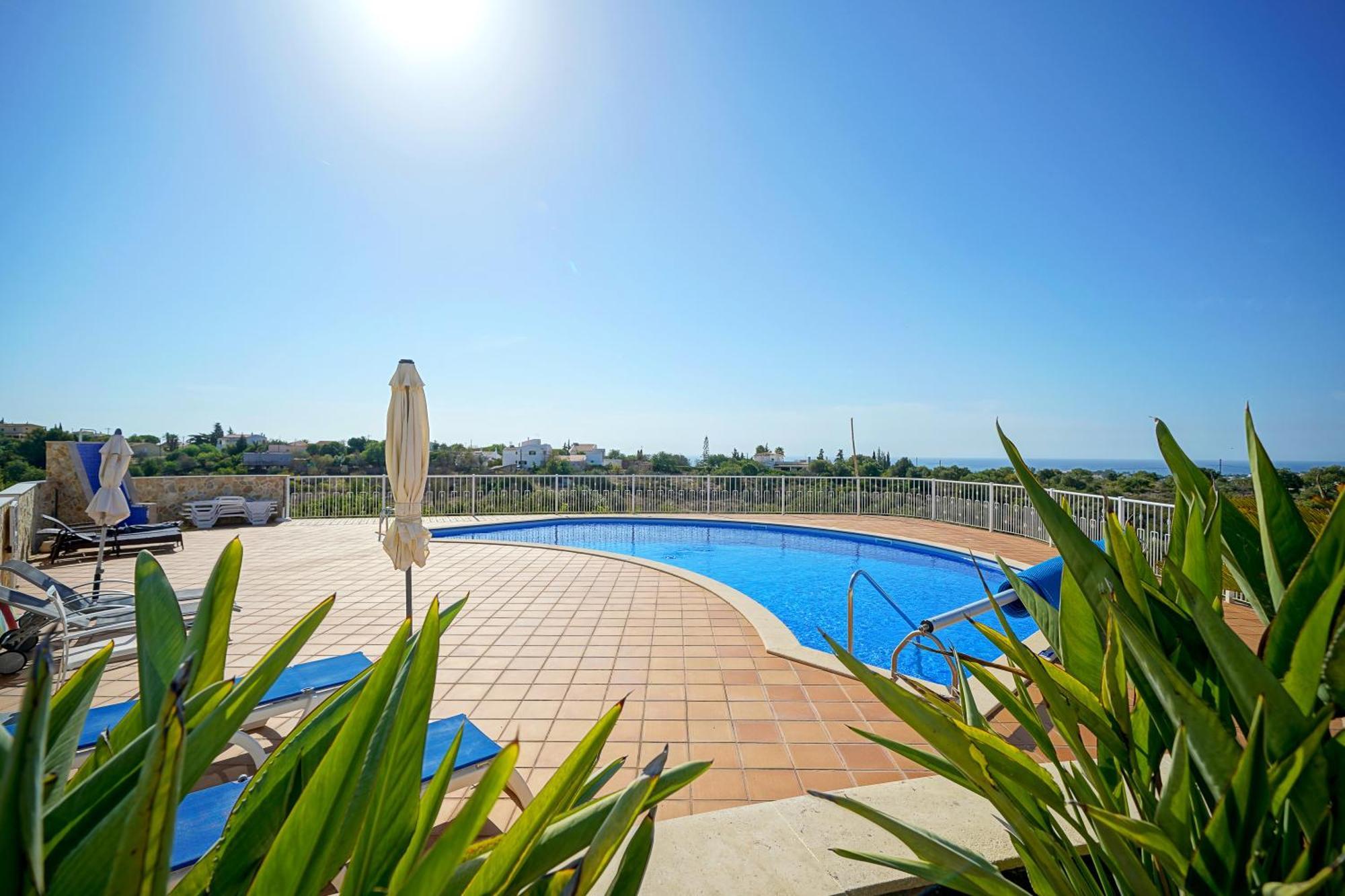 Apartamento Ocean View Luxe Poolside Retreat
