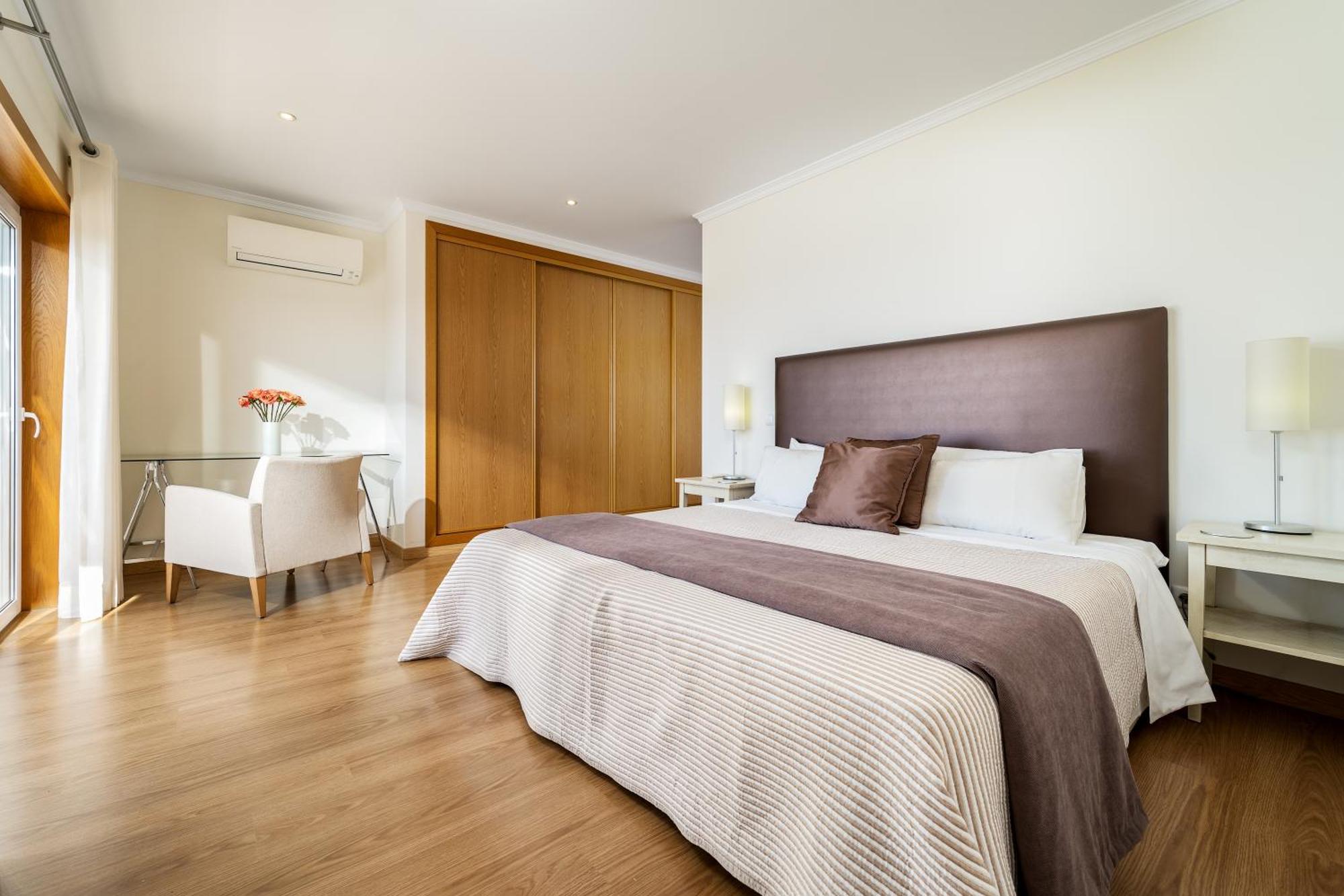 Apartamento Ocean View Luxe Poolside Retreat