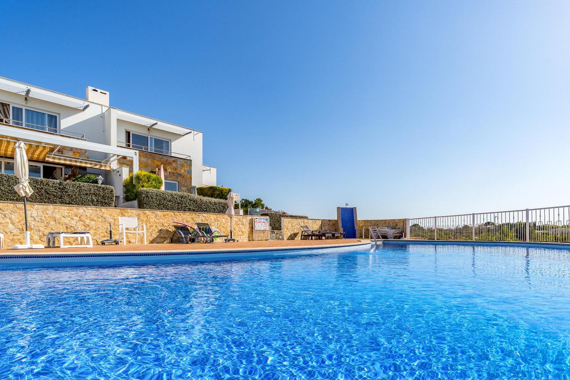 Apartamento Ocean View Luxe Poolside Retreat