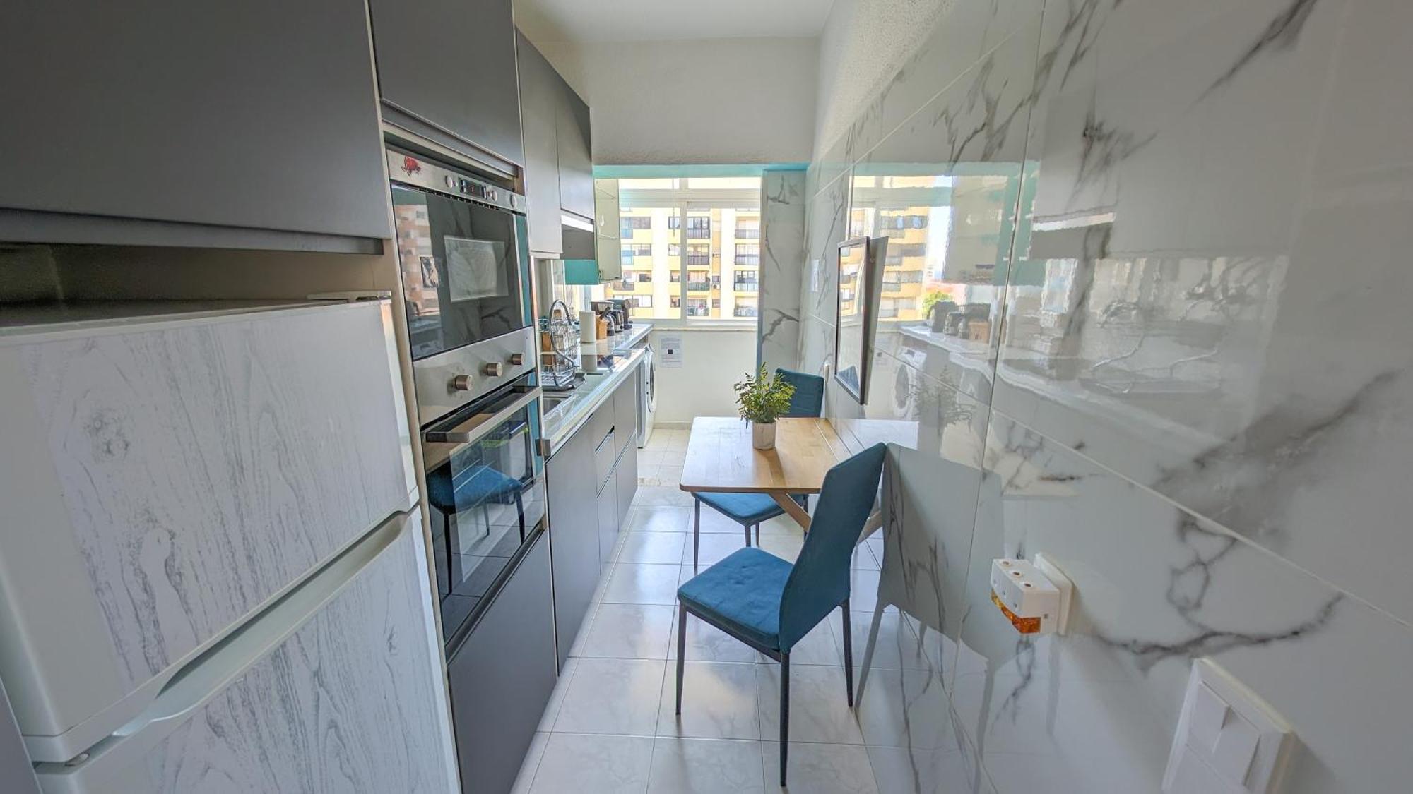 2 - 5 Mins From & Bars Apartment *