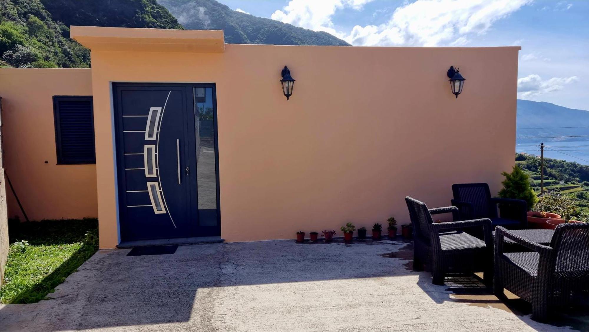 Lombada House *