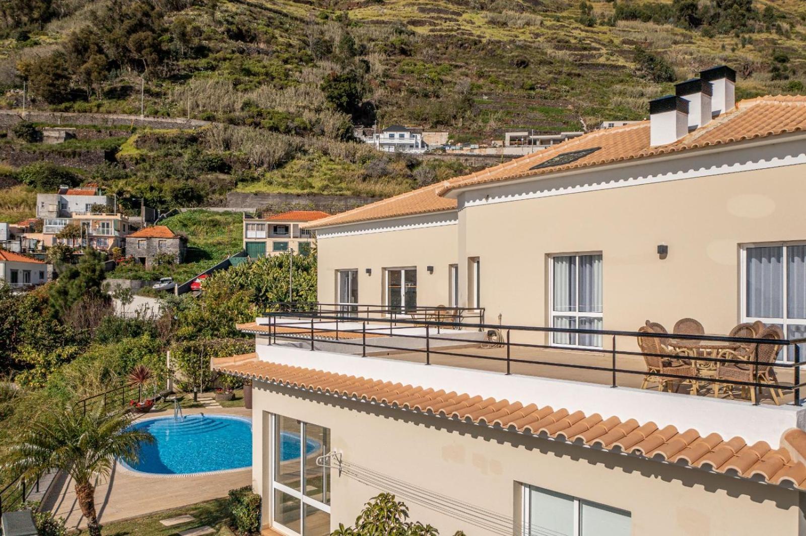 Luxury With Private Heated Pool, Garden And Views Of The Sea And Mountains. Villa *