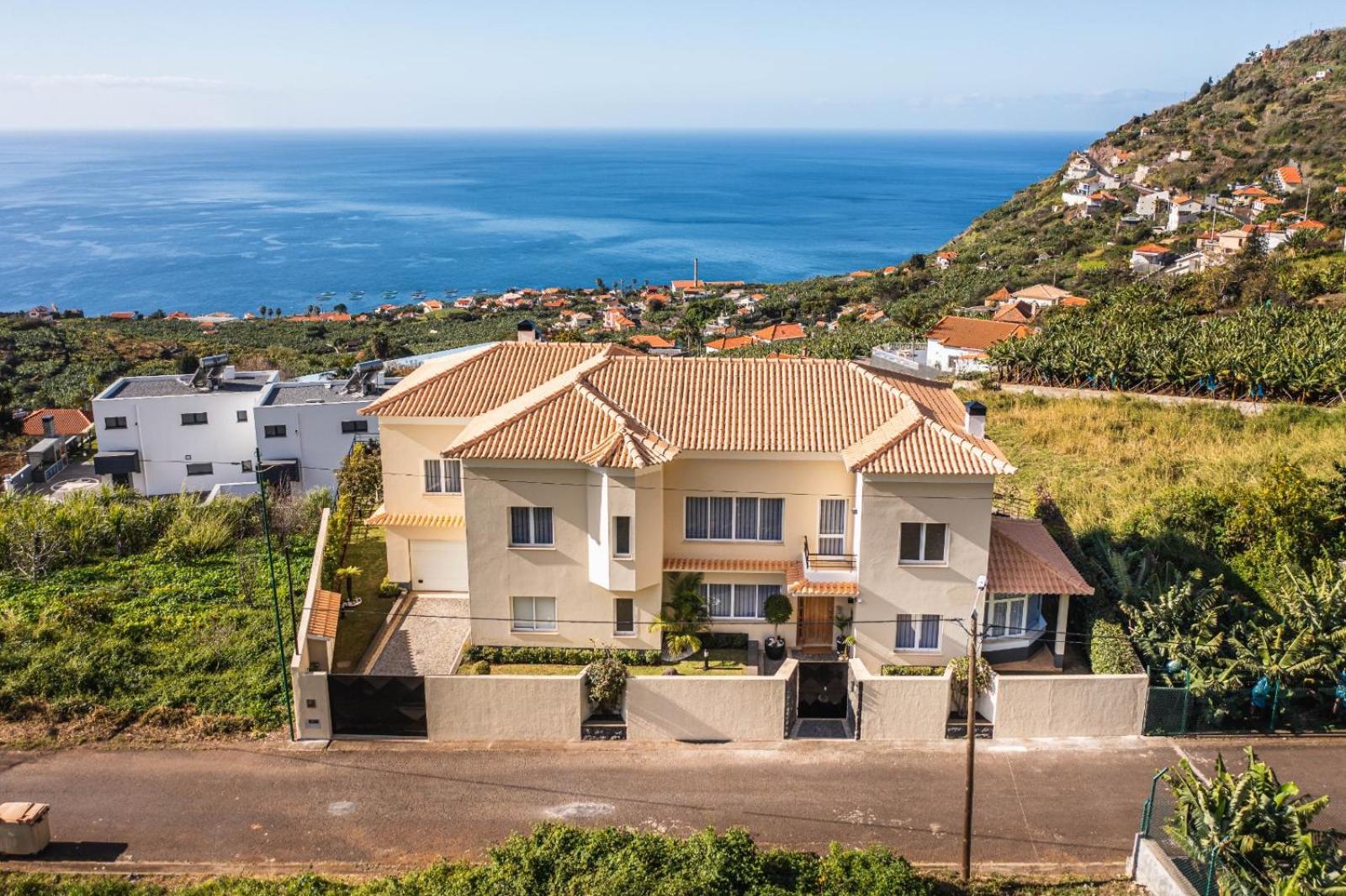 Luxury With Private Heated Pool, Garden And Views Of The Sea And Mountains. Villa Arco da Calheta (Madeira)