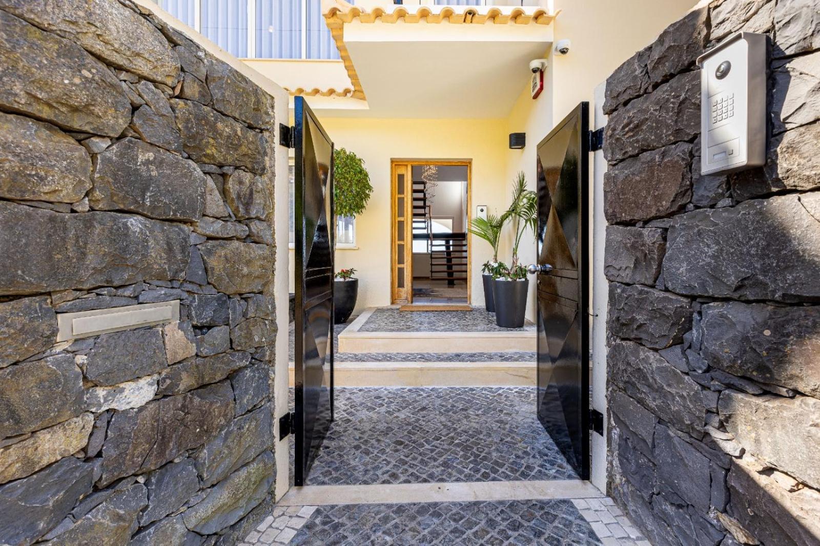 Luxury With Private Heated Pool, Garden And Views Of The Sea And Mountains. Villa