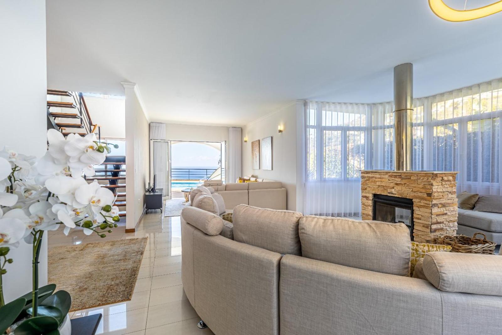 Villa Luxury With Private Heated Pool, Garden And Views Of The Sea And Mountains.