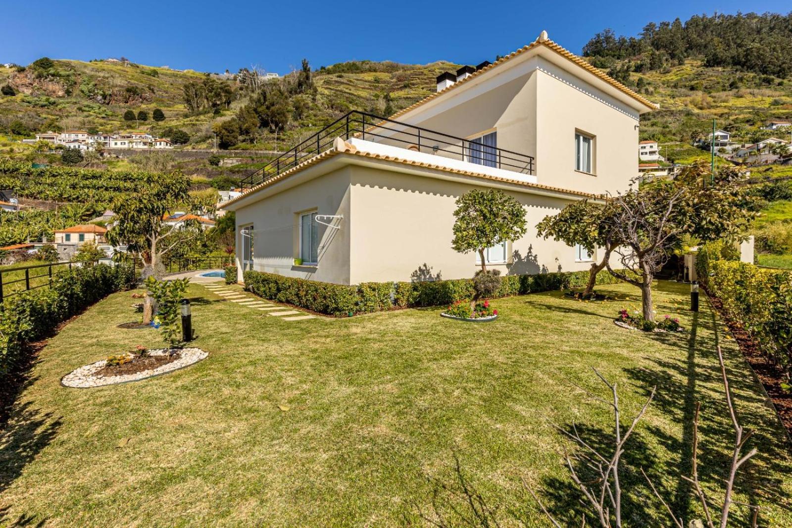 Luxury With Private Heated Pool, Garden And Views Of The Sea And Mountains.