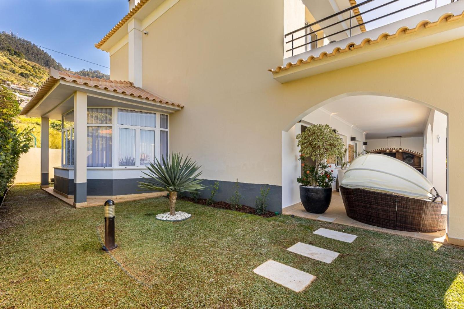 Luxury With Private Heated Pool, Garden And Views Of The Sea And Mountains.