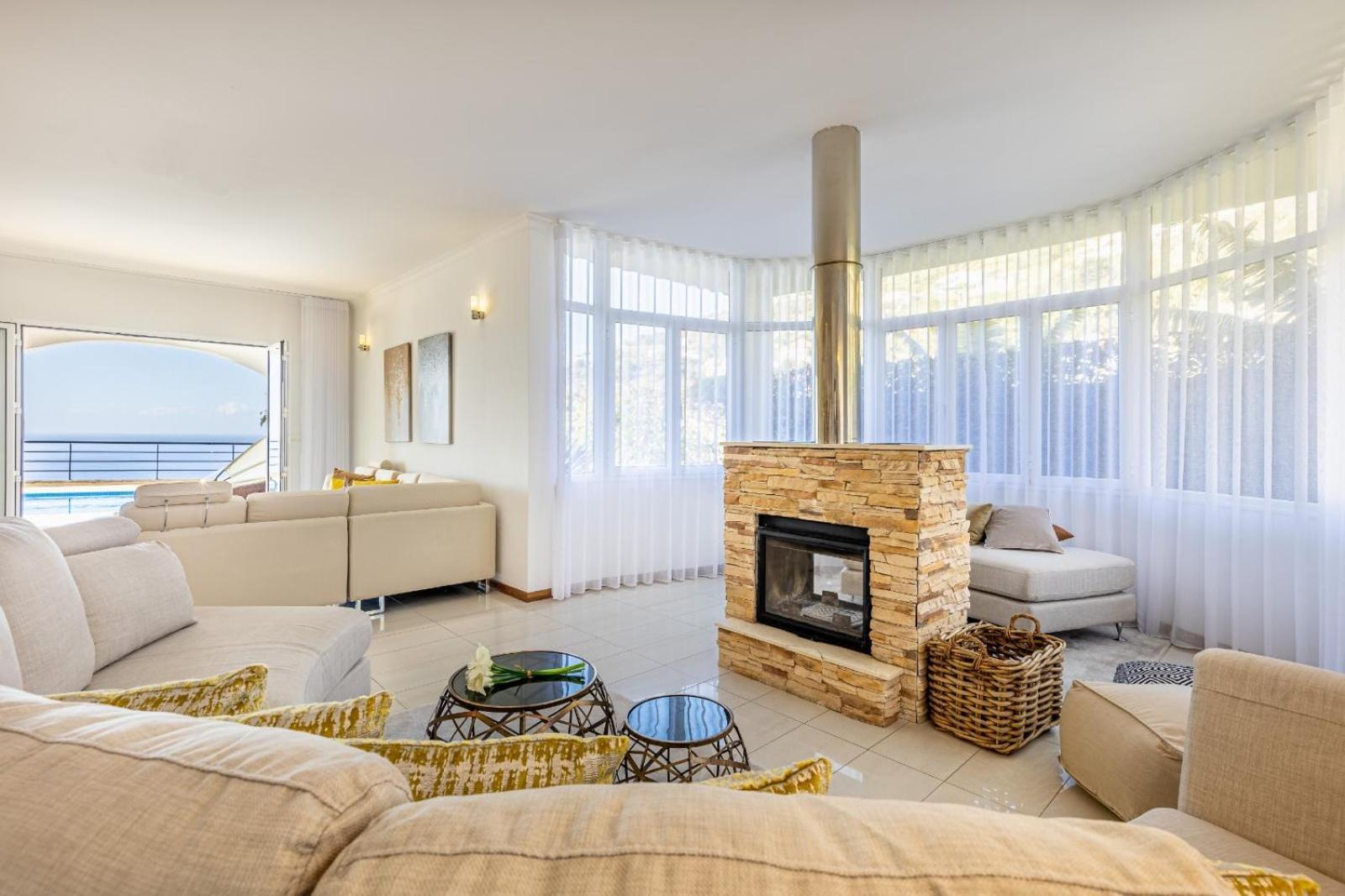 Villa Luxury With Private Heated Pool, Garden And Views Of The Sea And Mountains.