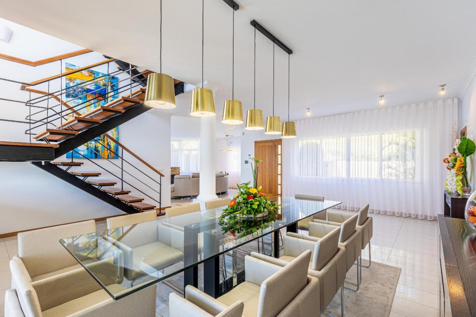 Luxury With Private Heated Pool, Garden And Views Of The Sea And Mountains.