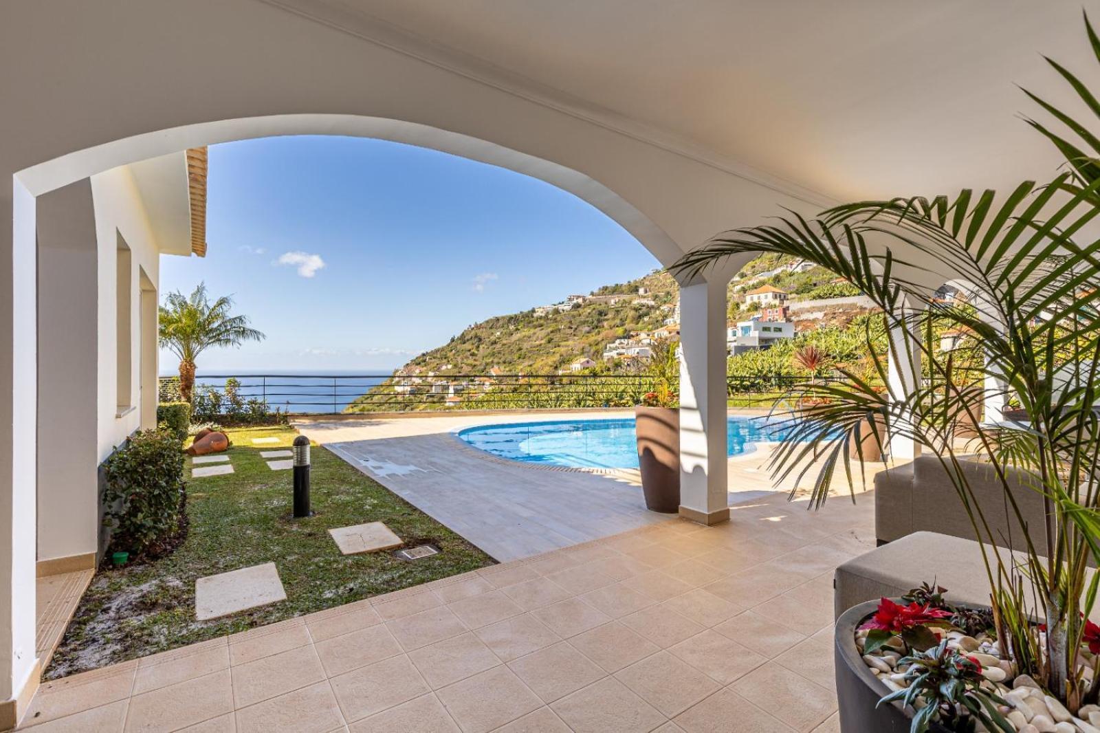 Luxury With Private Heated Pool, Garden And Views Of The Sea And Mountains. Villa