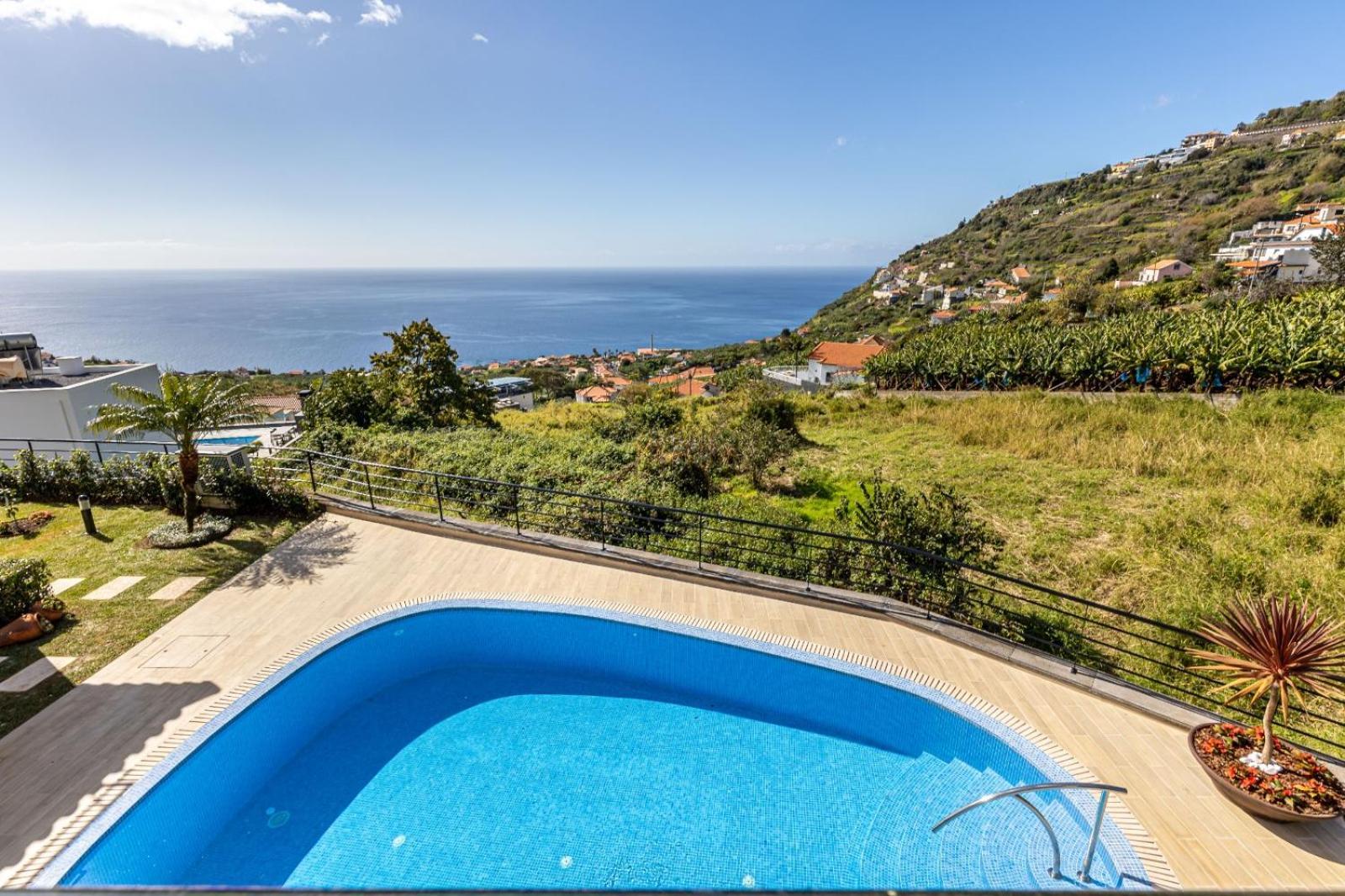 Luxury With Private Heated Pool, Garden And Views Of The Sea And Mountains. Villa Arco da Calheta (Madeira)