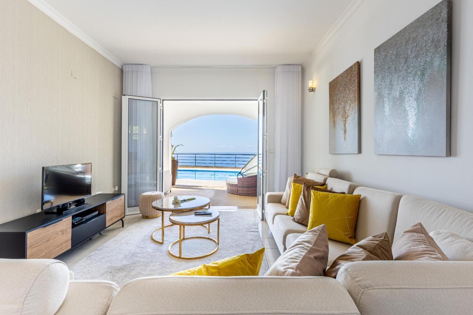 Villa Luxury With Private Heated Pool, Garden And Views Of The Sea And Mountains.
