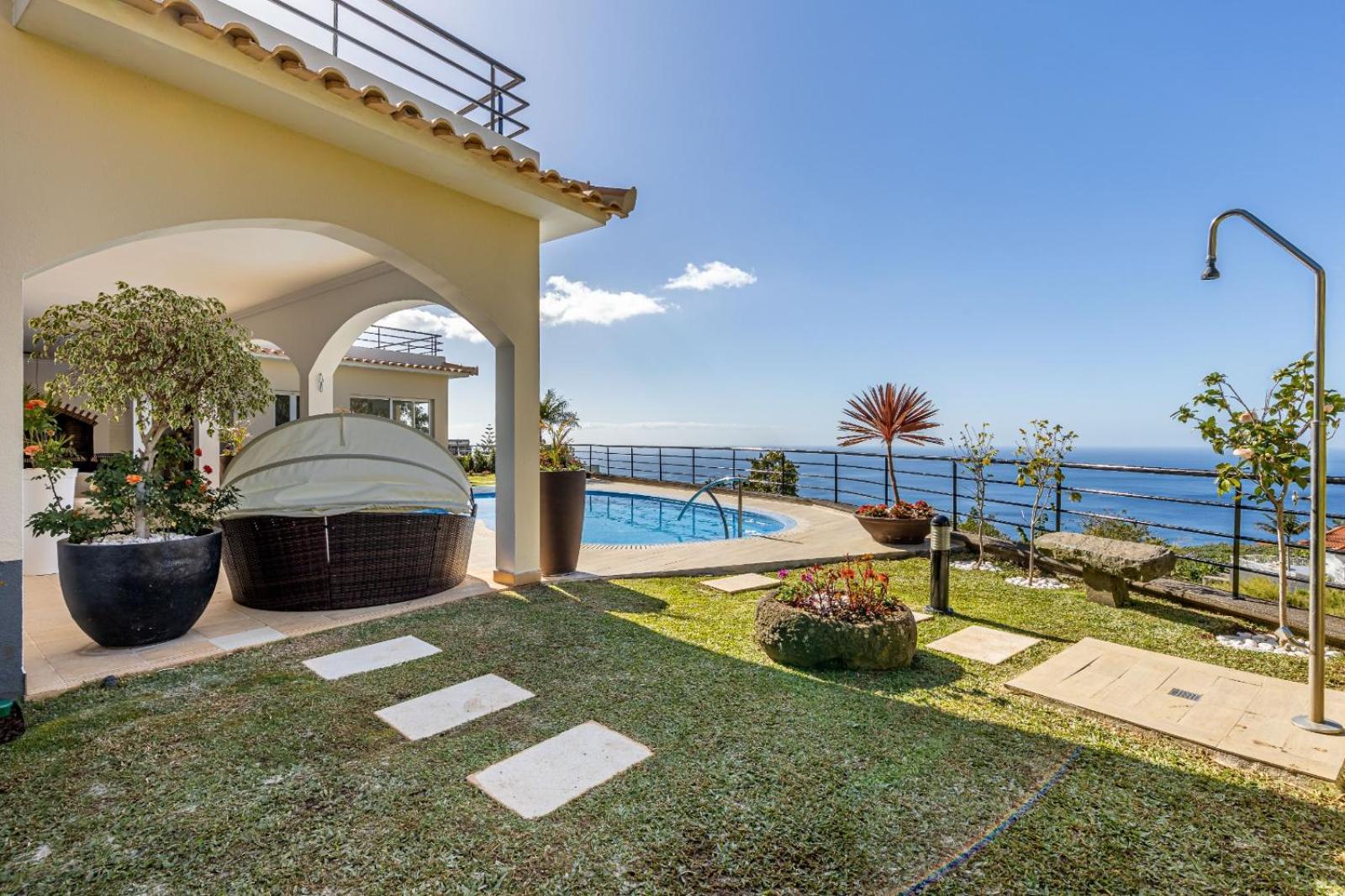 Luxury With Private Heated Pool, Garden And Views Of The Sea And Mountains.