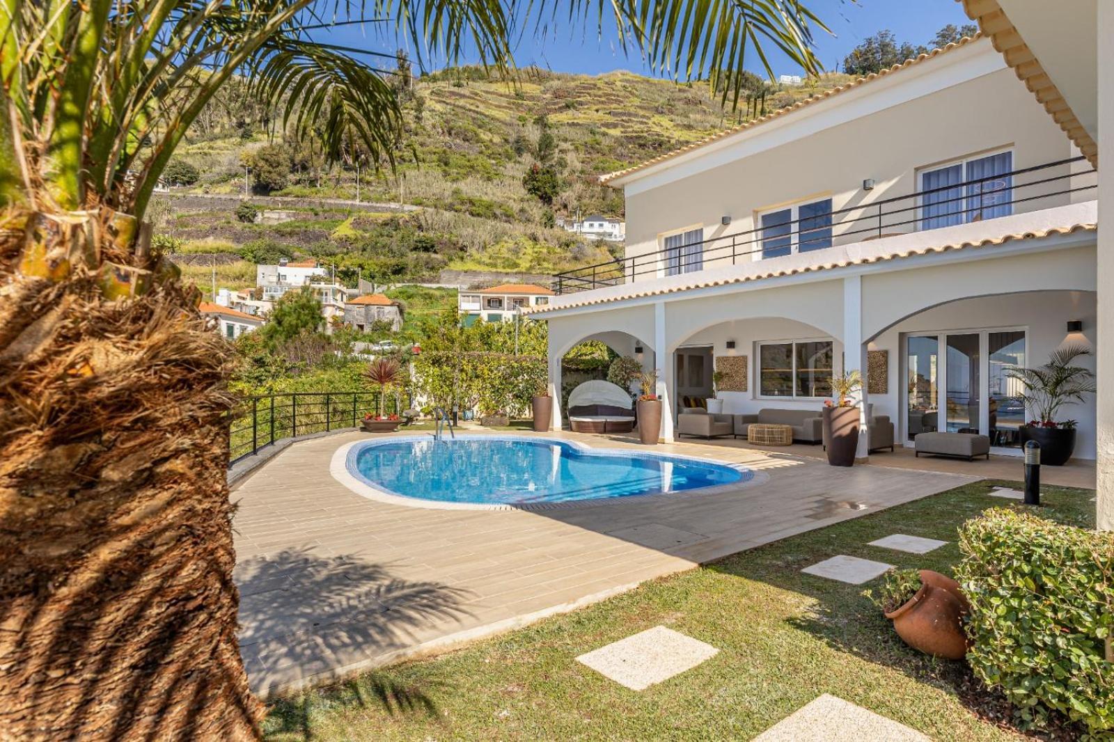 Villa Luxury With Private Heated Pool, Garden And Views Of The Sea And Mountains. Arco da Calheta (Madeira)