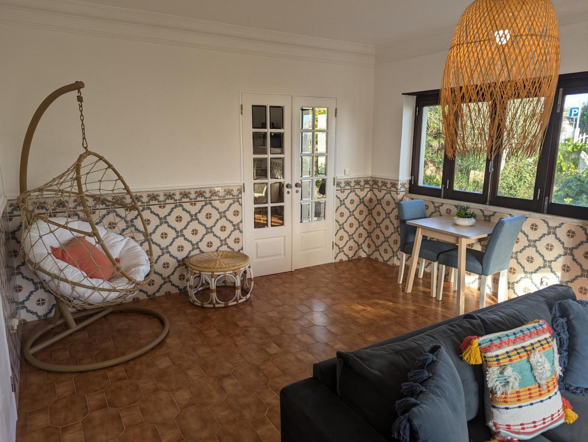 Rustic Retreat - Country With Large Garden, Exquisite Gym, And Nearby The