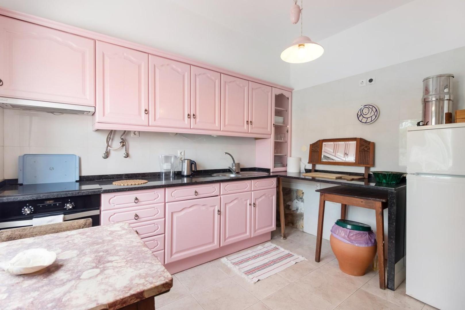 Apartment Pink Fisherman's On Fonte Da Telha | By Airnest Costa da Caparica