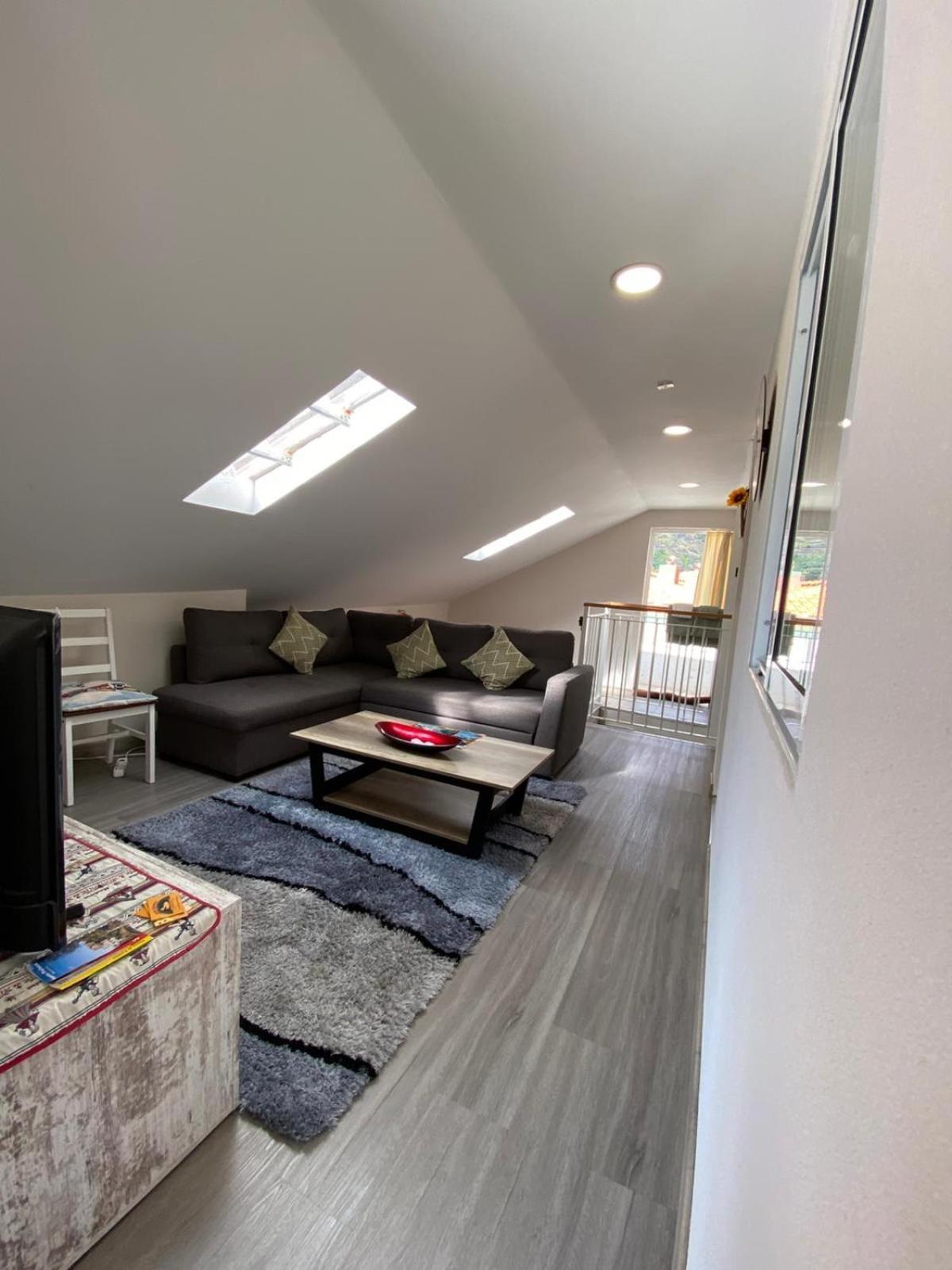 Lovely Newly Refurbished, 1 Bedroom Floor With Sea Views, Fast Wi-fi Cable Tv And Netflix *