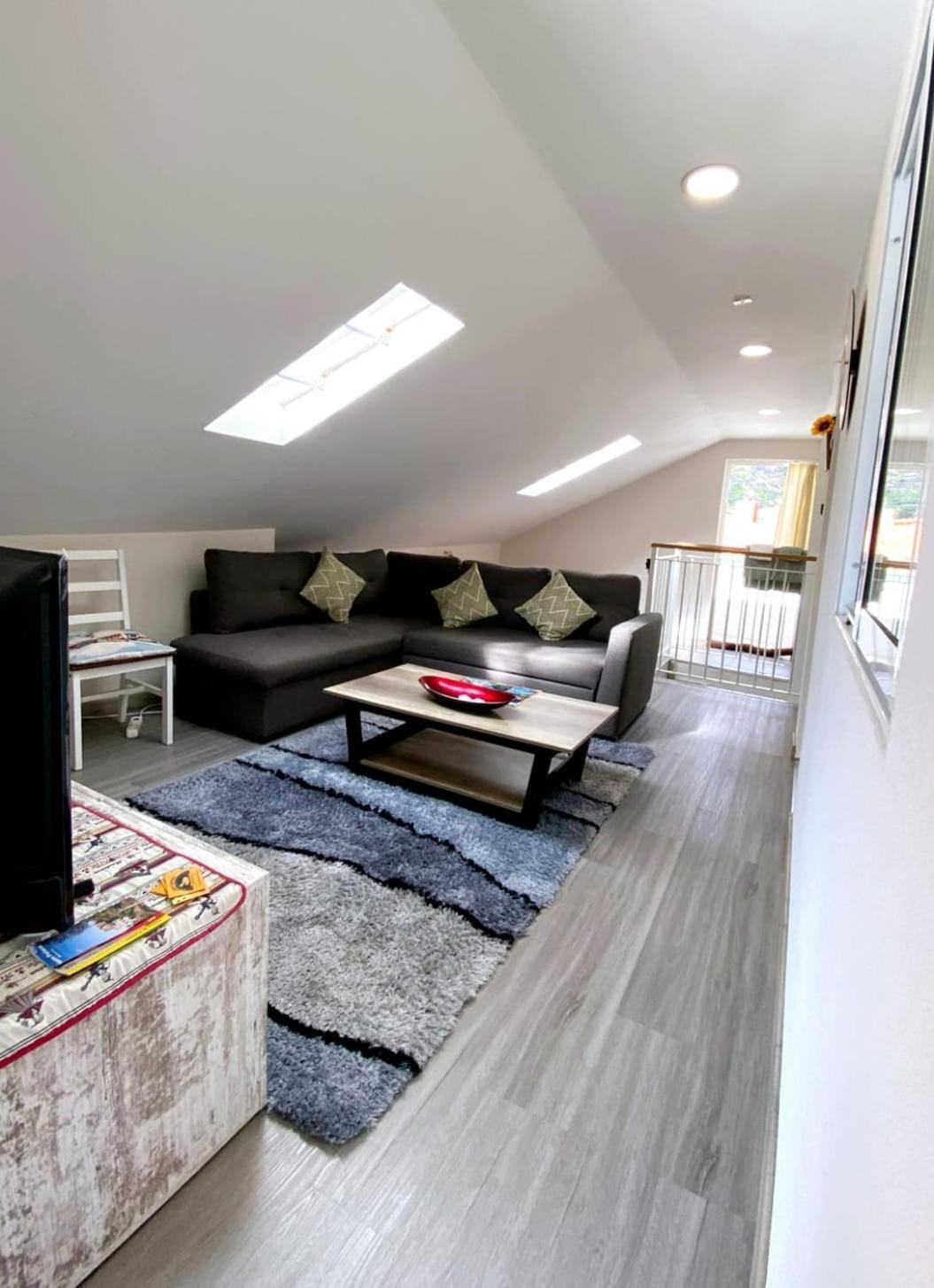 Lovely Newly Refurbished, 1 Bedroom Floor With Sea Views, Fast Wi-fi Cable Tv And Netflix