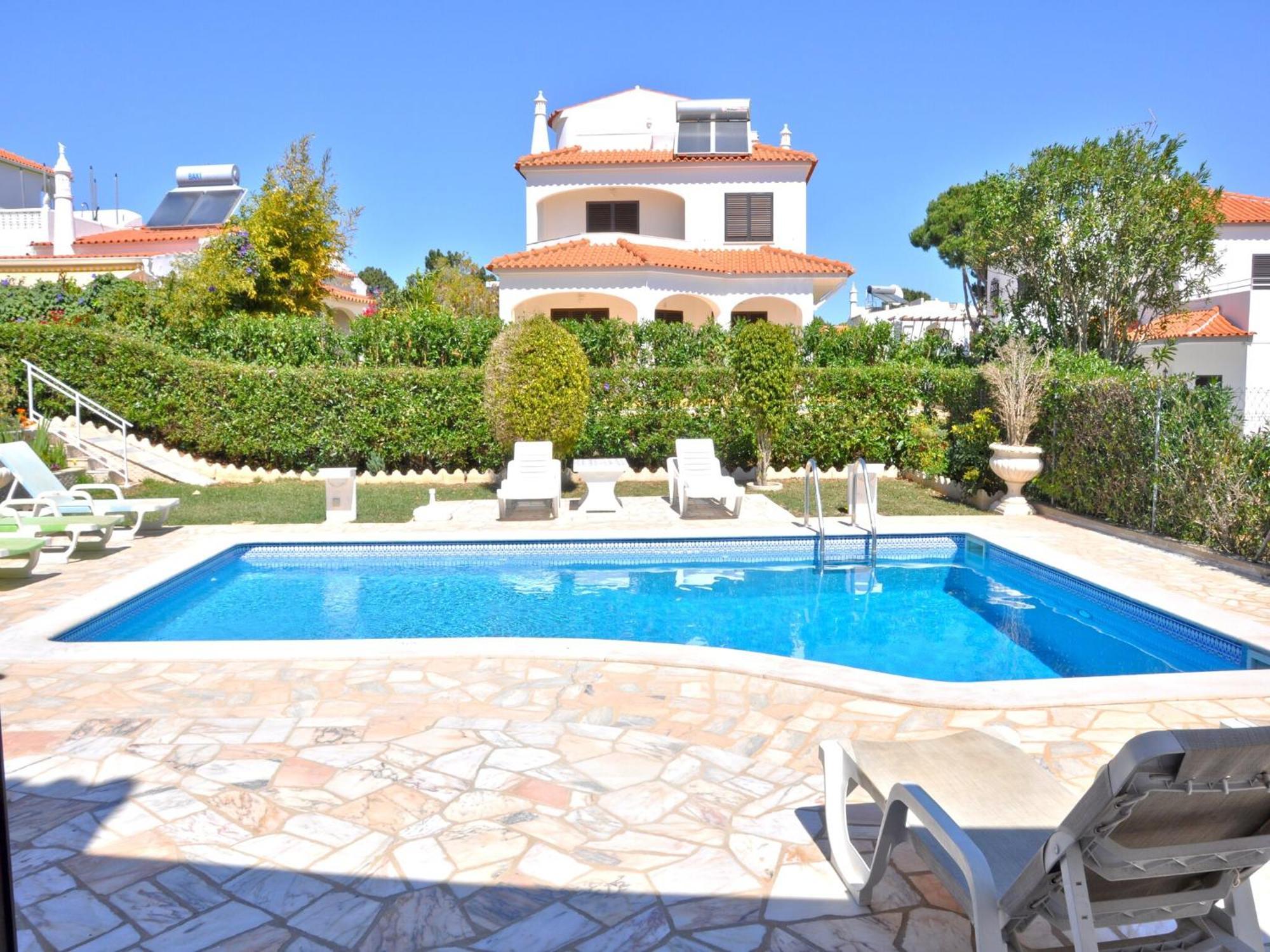 Spacious In The Typical Portuguese Style With Private Swimming Pool Near Vilamoura