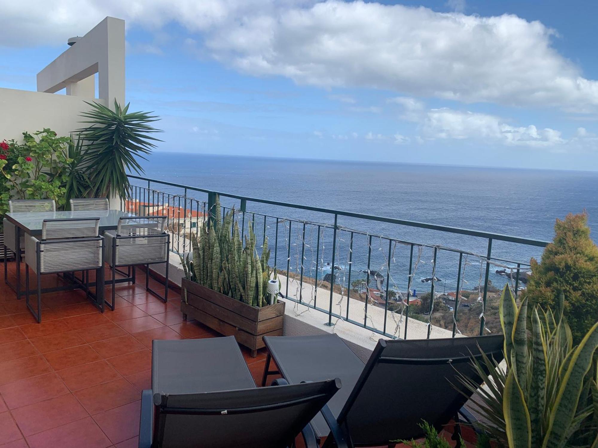 Oceanview Penthouse Apartment *