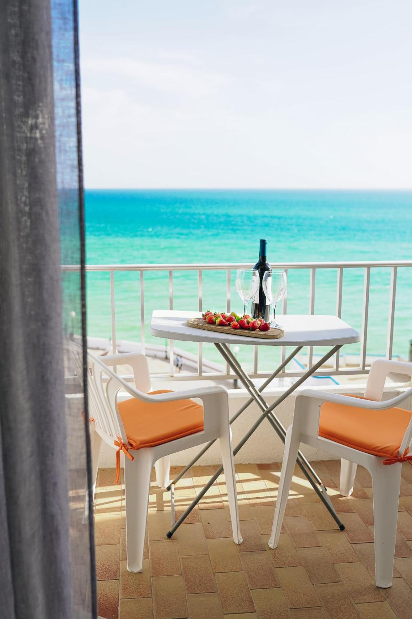 Host Wise - Terrace & Ocean View Flat *