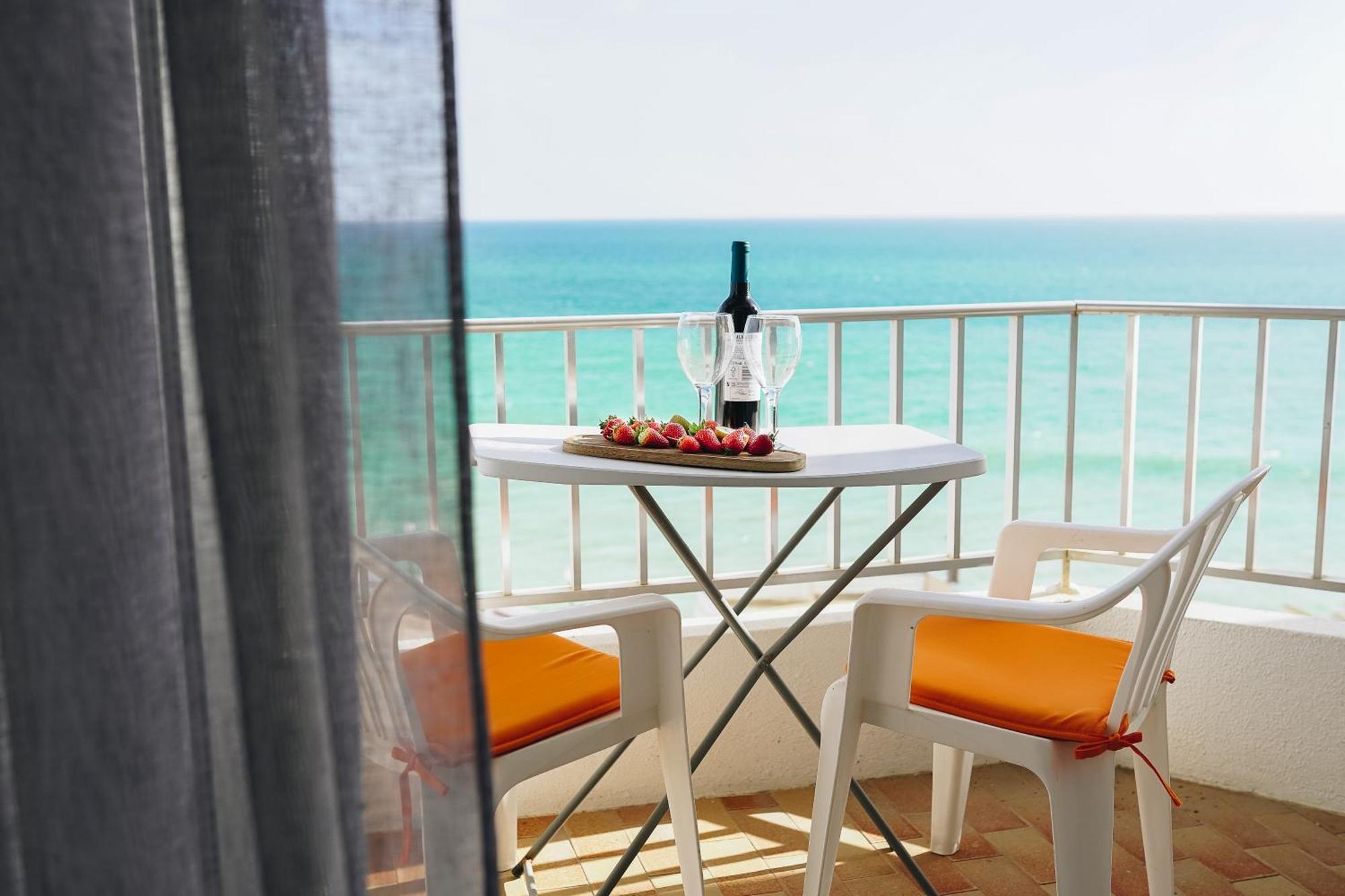 Host Wise - Terrace & Ocean View Flat Apartment *