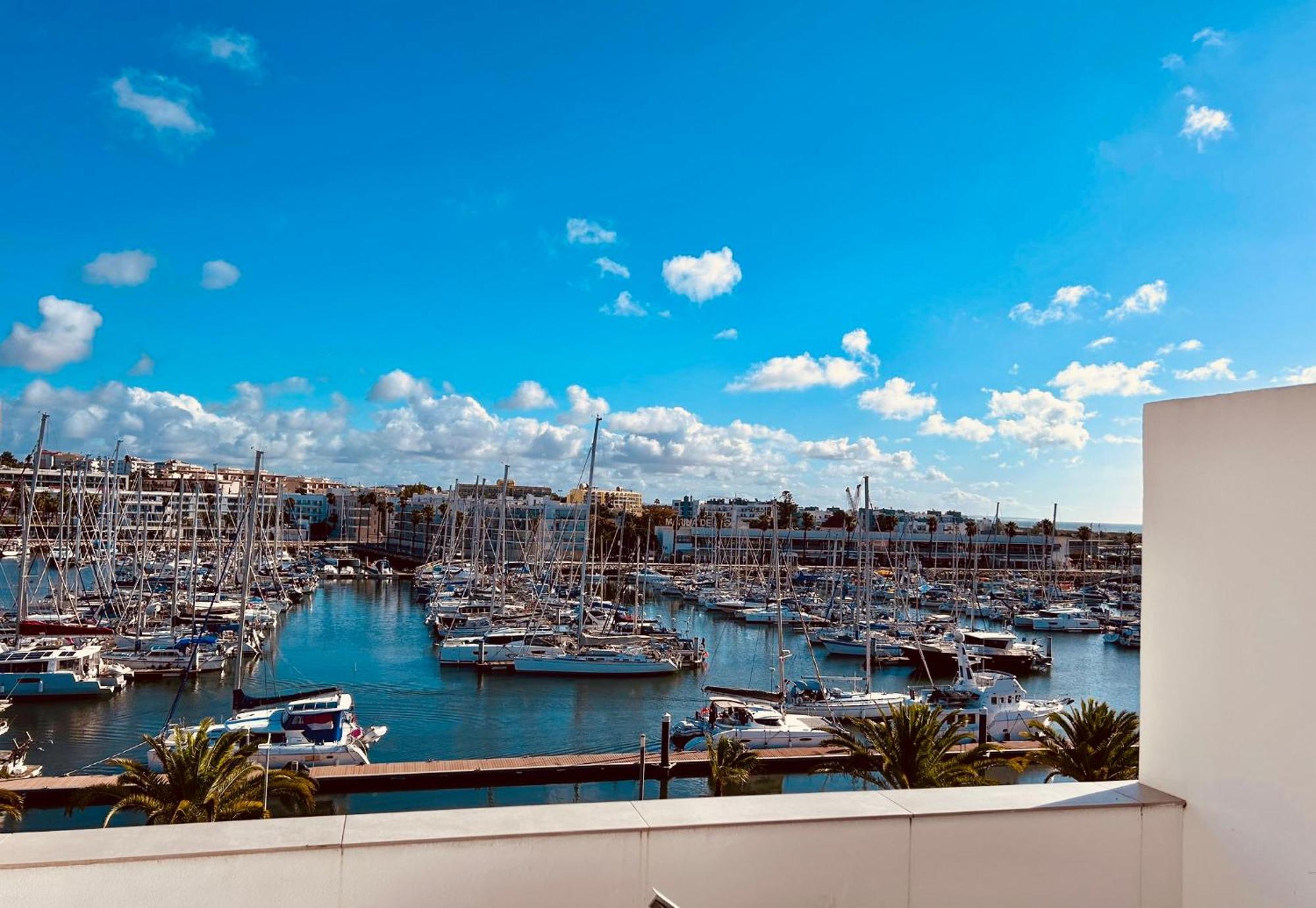 Marina View On Main Avenue Apartment *