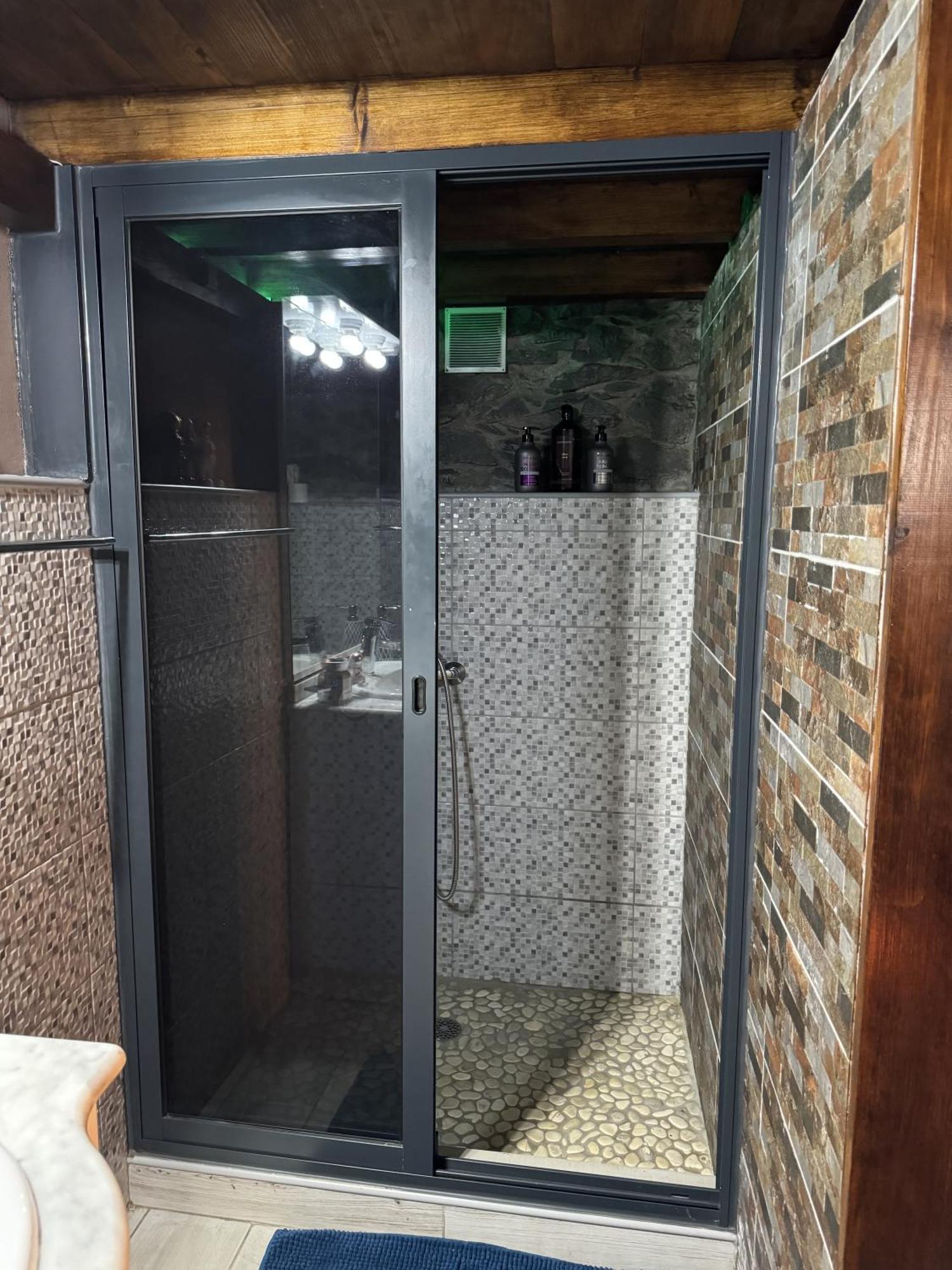 Victoria Tiny Stone House Lodge