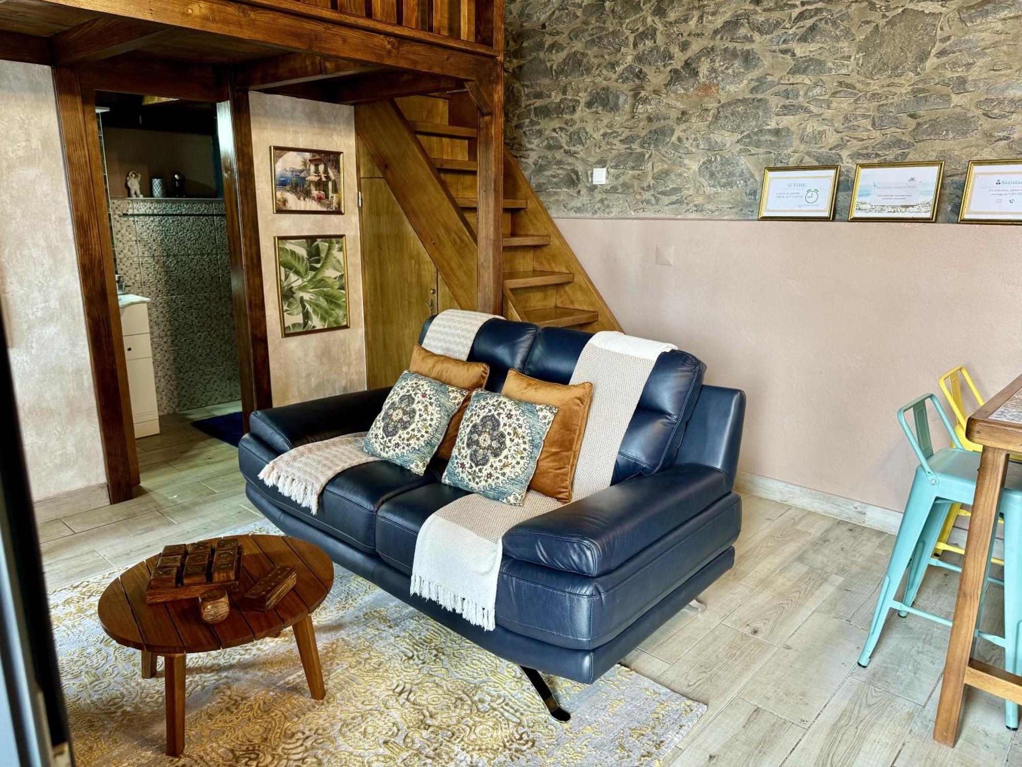 Victoria Tiny Stone House Lodge