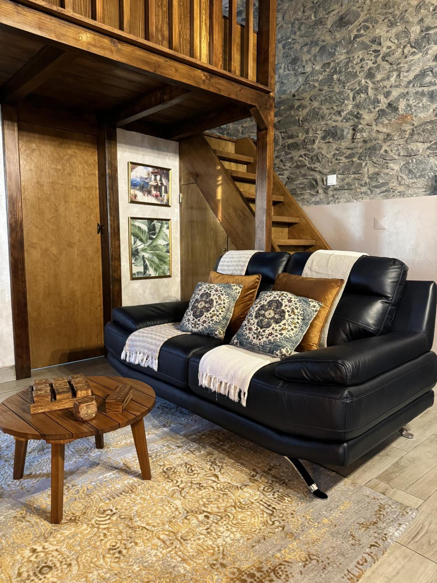 Victoria Tiny Stone House Lodge