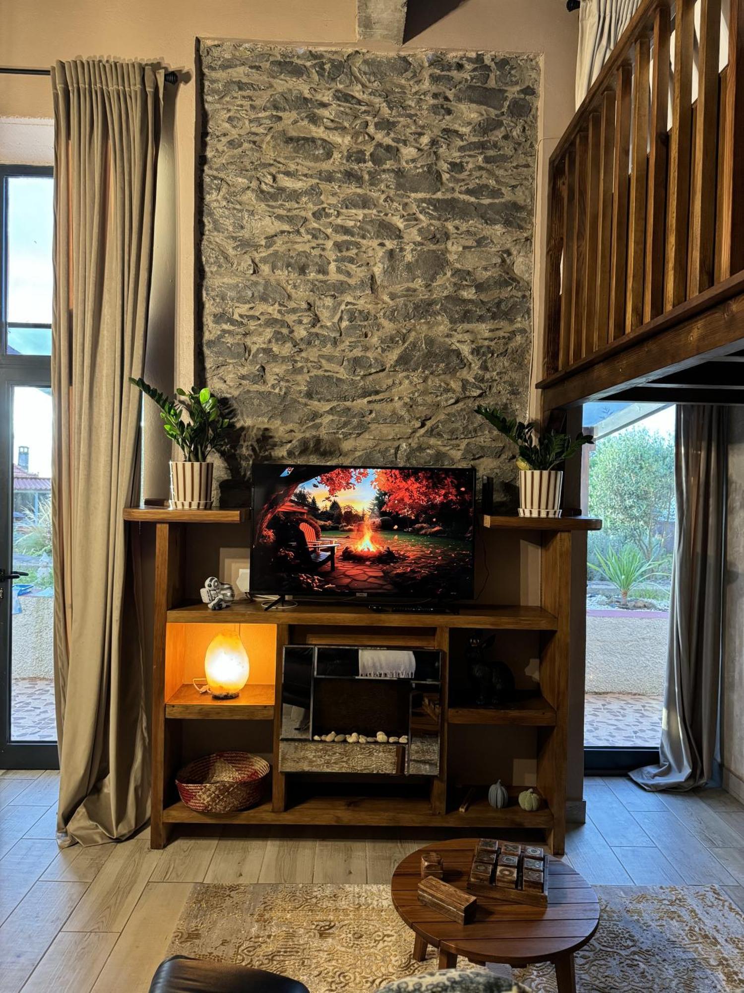 Victoria Tiny Stone House Lodge *
