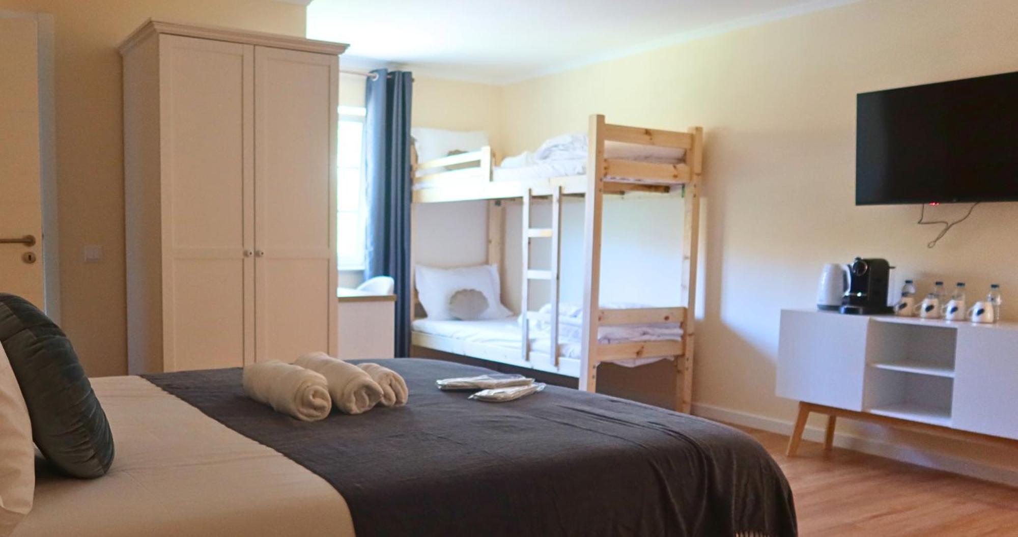 Art 4 Bed & Breakfast Carcavelos (Lisbon)