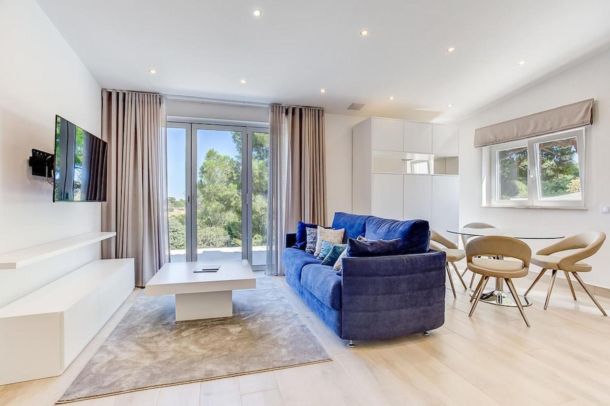Villa Goldeneye - Luxury 6 Bedroom *