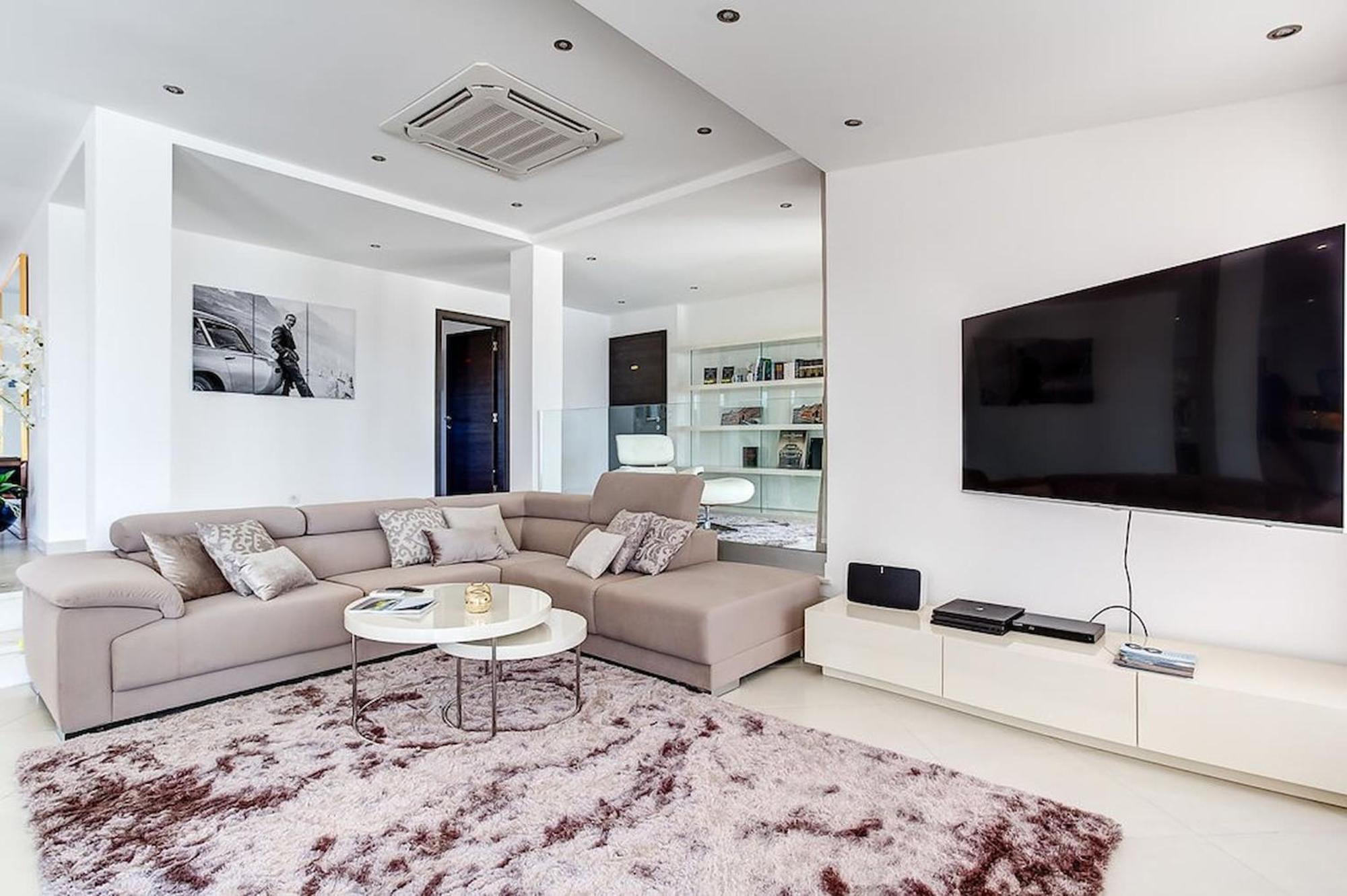 Villa Goldeneye - Luxury 6 Bedroom *