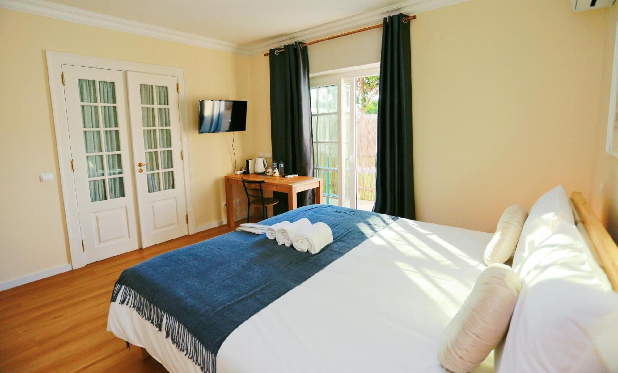 Art 4 Bed & Breakfast Carcavelos (Lisbon)