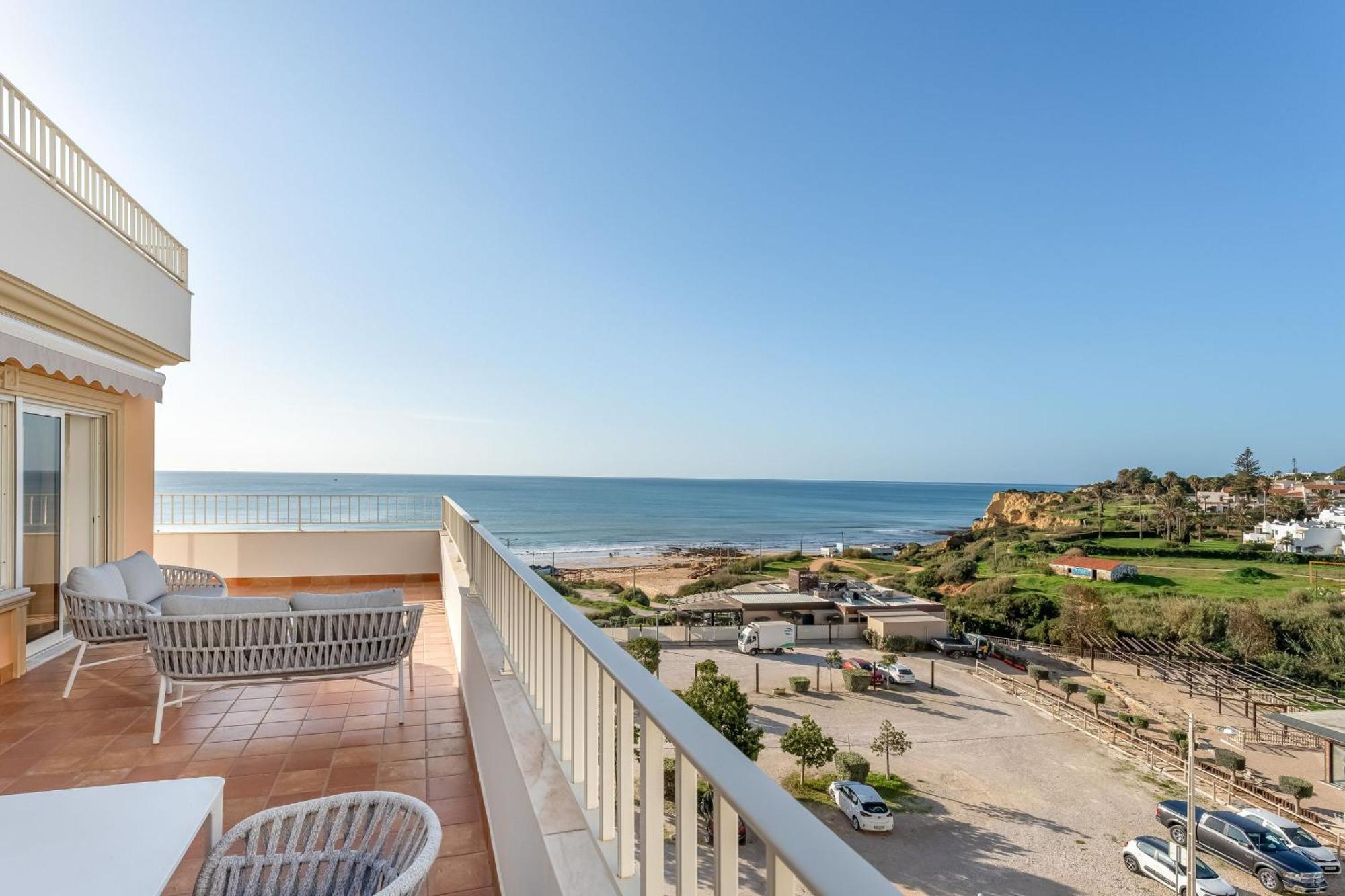 Ocean View 2 Bdr Flat With Balcony By Lovelystay Armacao de Pera