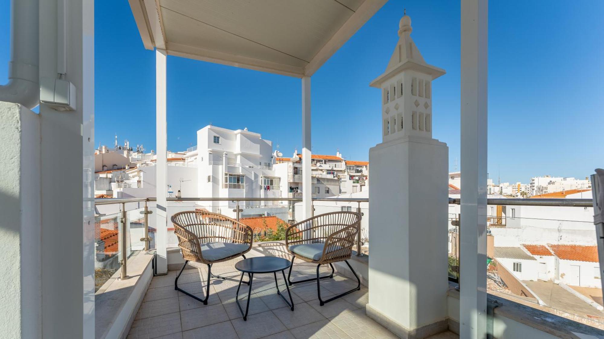 Modern 3 Bdr Duplex House With Terrace By Lovelystay Armacao de Pera