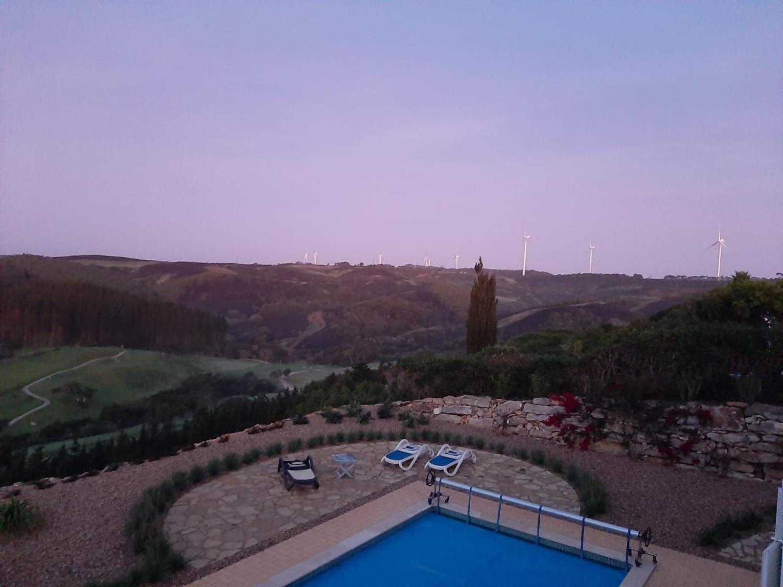 Stunning With Pool & View Near *
