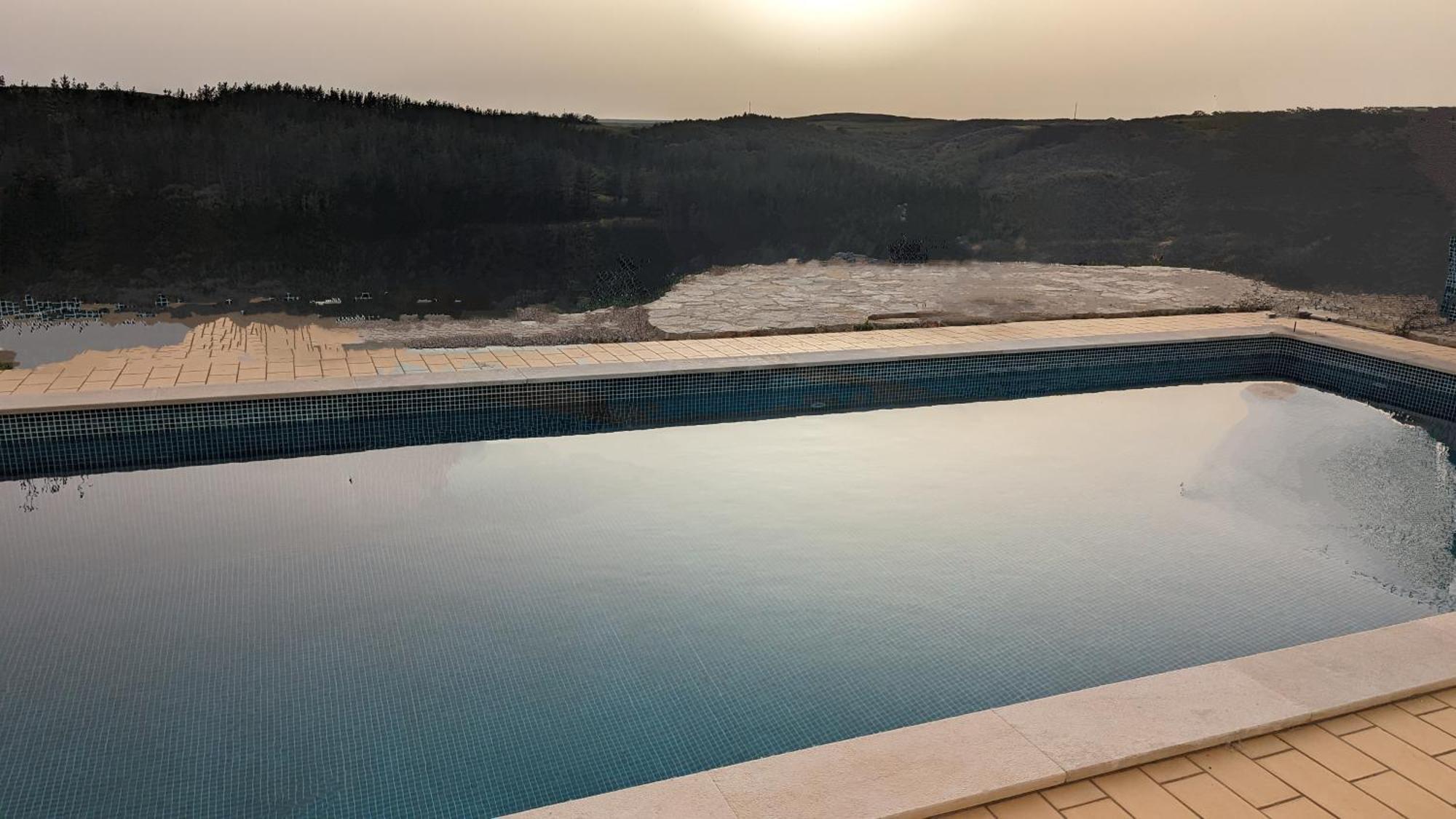Stunning With Pool & View Near *